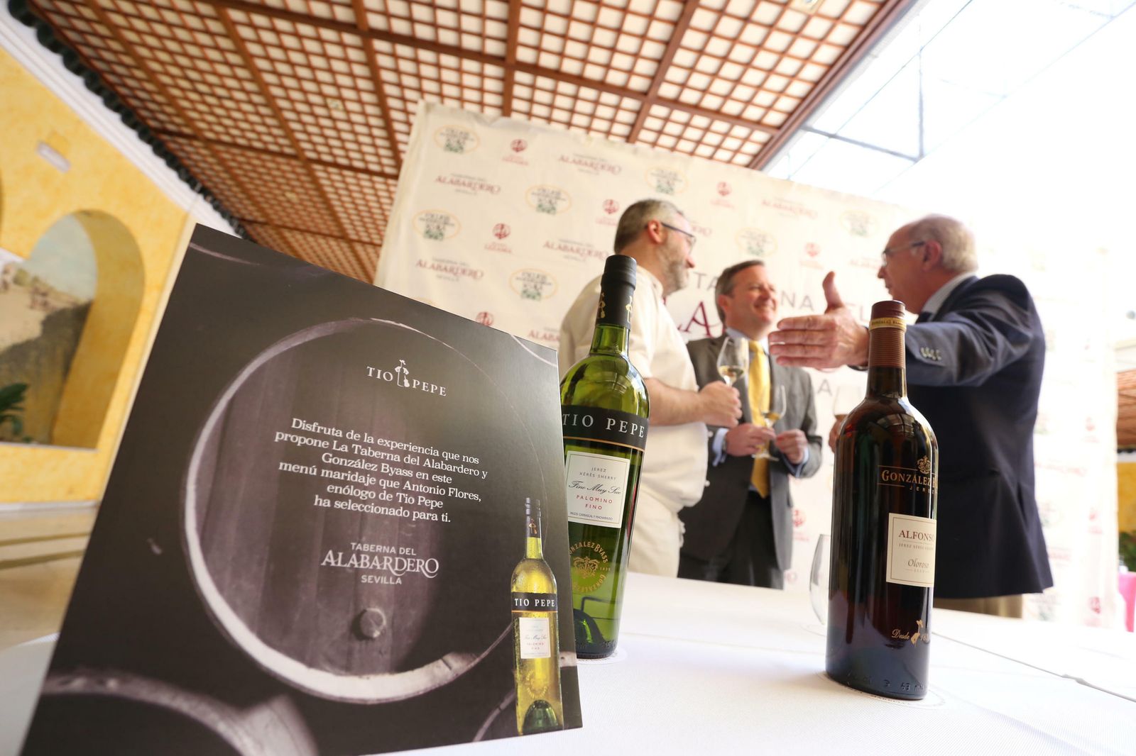 El chef Carlos Mitchell, Edmundo Hernández, director gerente de la Taberna del Alabardero, y Antonio Flores, enólogo de la bodega González Byass.