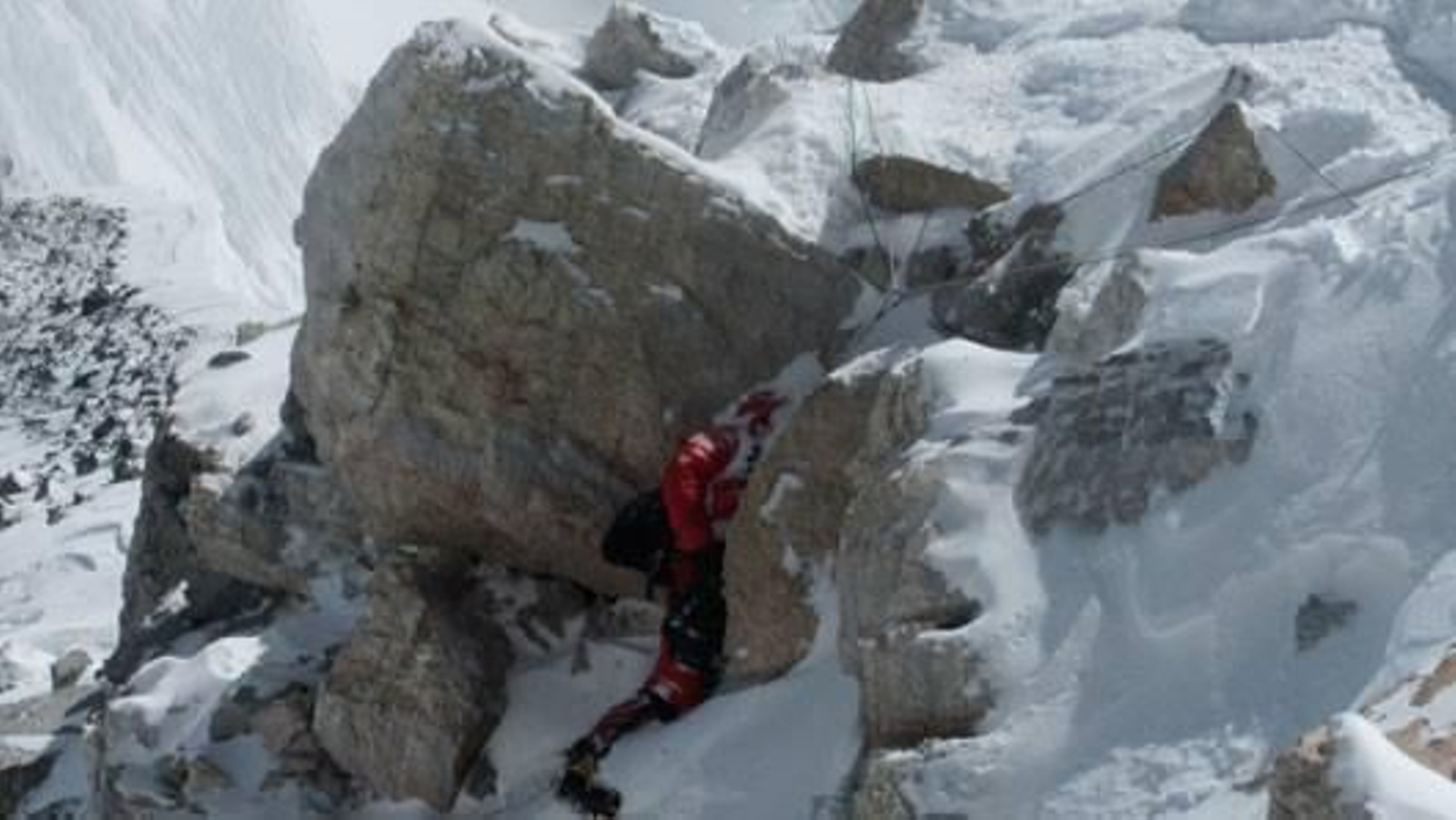 Cuerpo en un resquicio de la montaña La truculenta ascensión entre muertos al monte Everest