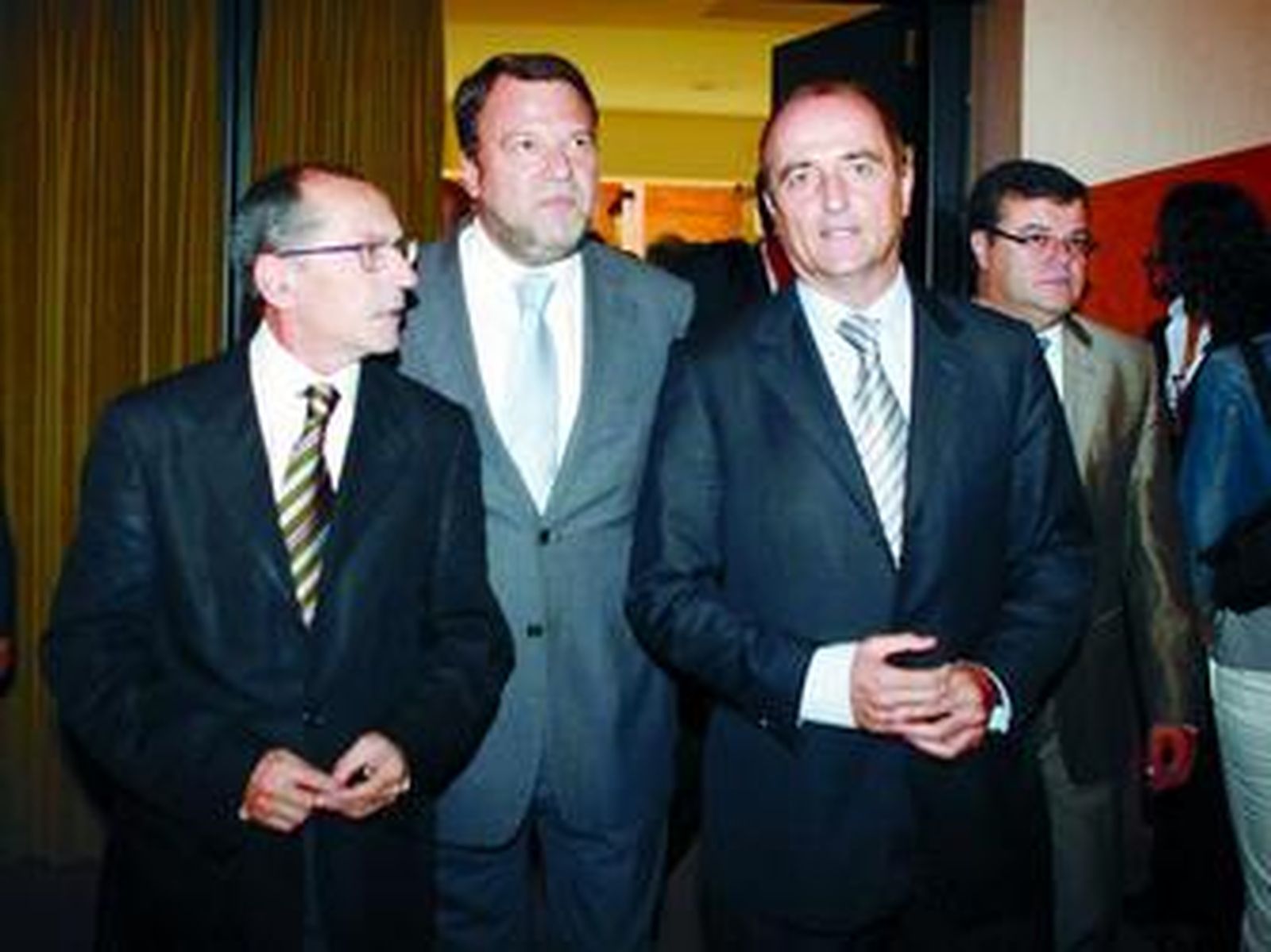 El viceconsejero de Turismo, Comercio y Deporte (izqda.), Sergio Moreno, acompañado de Alfredo Sánchez Monteseirín y Miguel Sebastián.