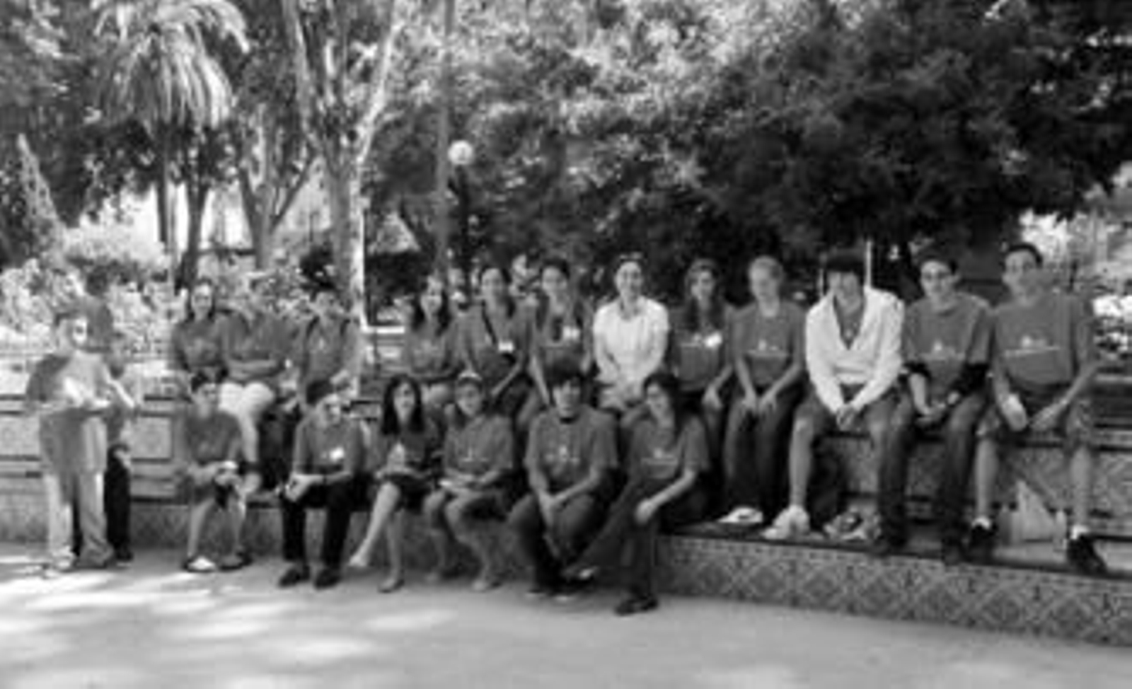 El grupo posa junto a las monitoras, directora del Museo y la delegada de Cultura en la rotonda del parque María Cristina.