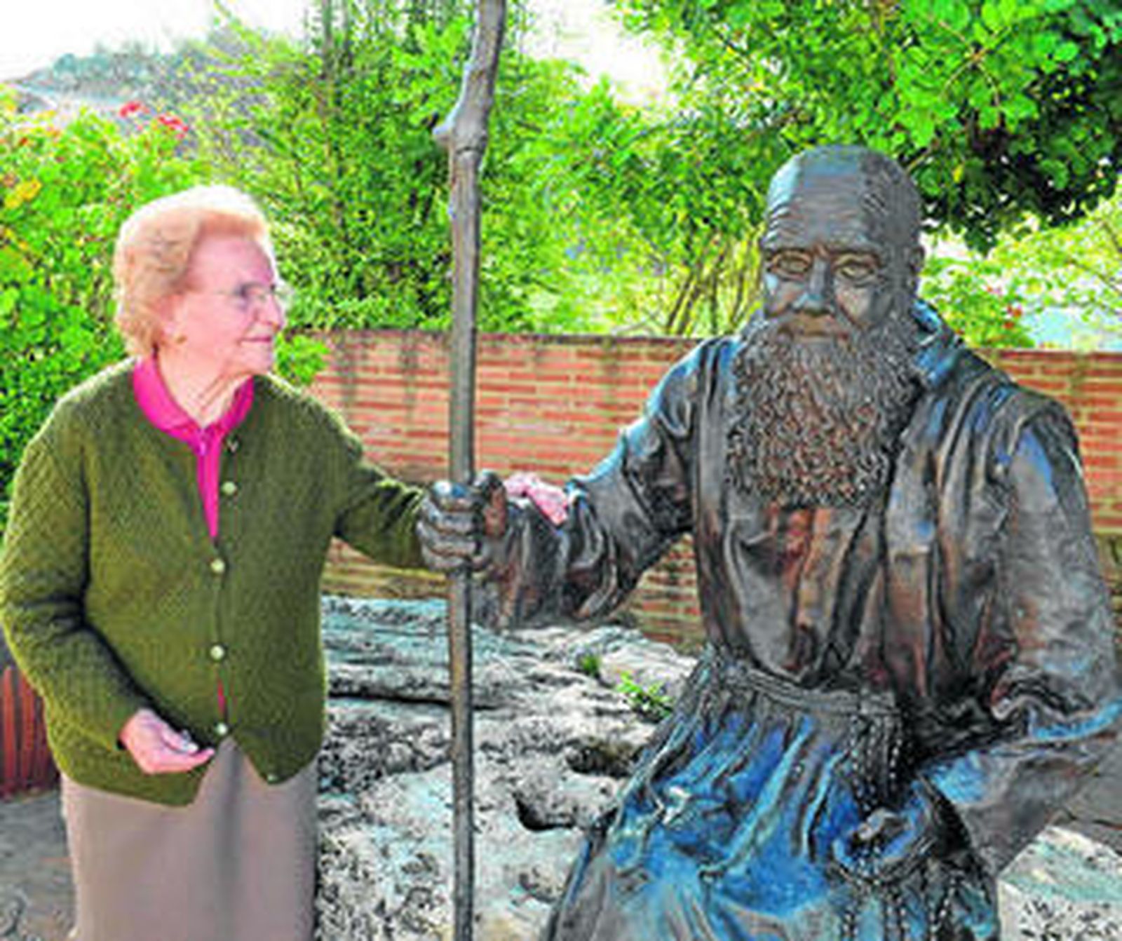 Cristobalina Sánchez junto al busto de fray Leopoldo.