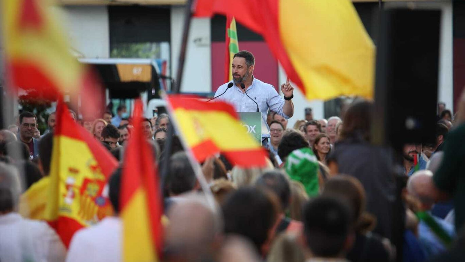 El presidente de Vox durante su intervención en el acto celebrado en la calle Doña Blanca.
