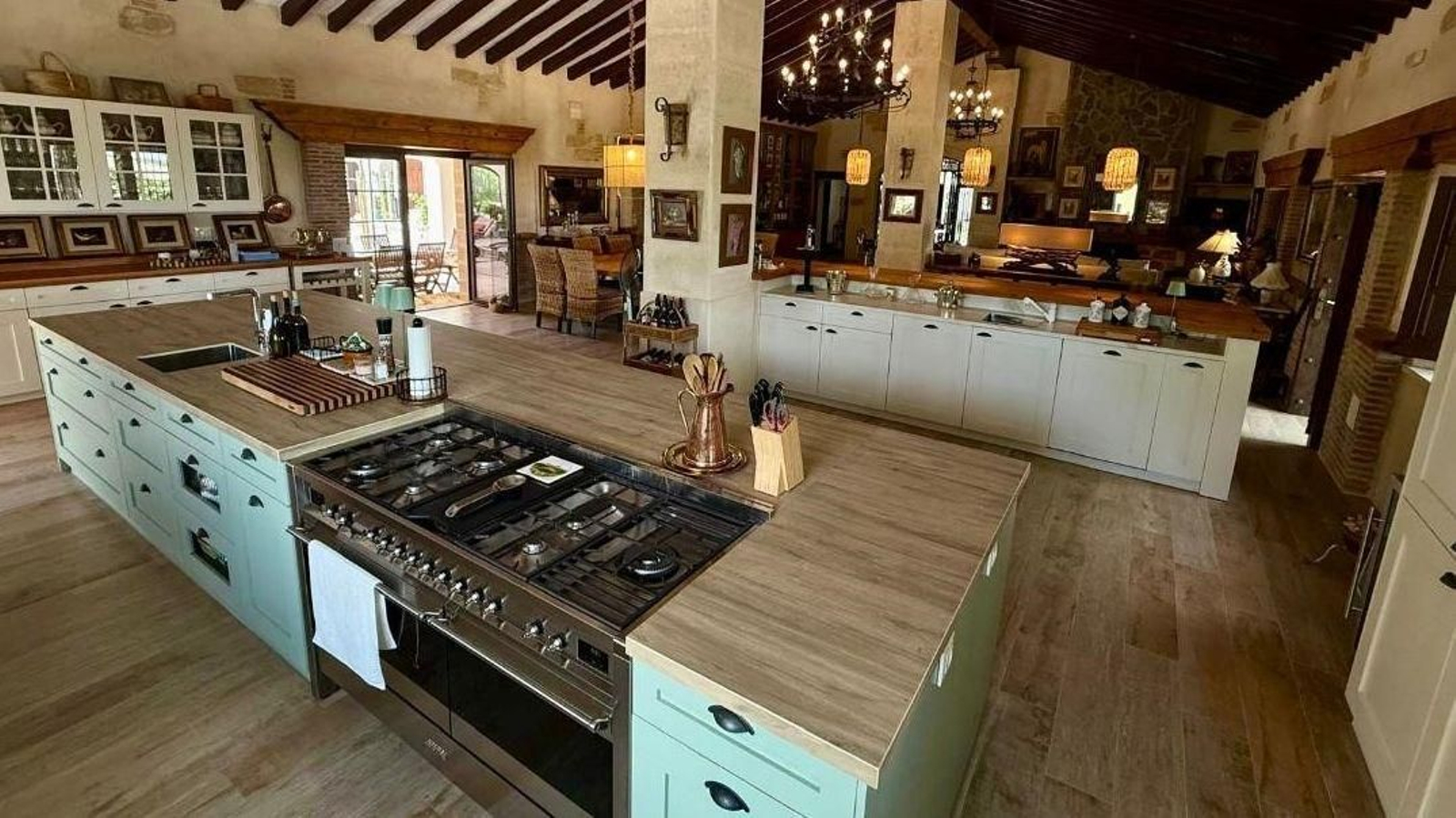 La estancia principal  de la casa, en la que se ubica la cocina, comedor, salón y sala de catas.