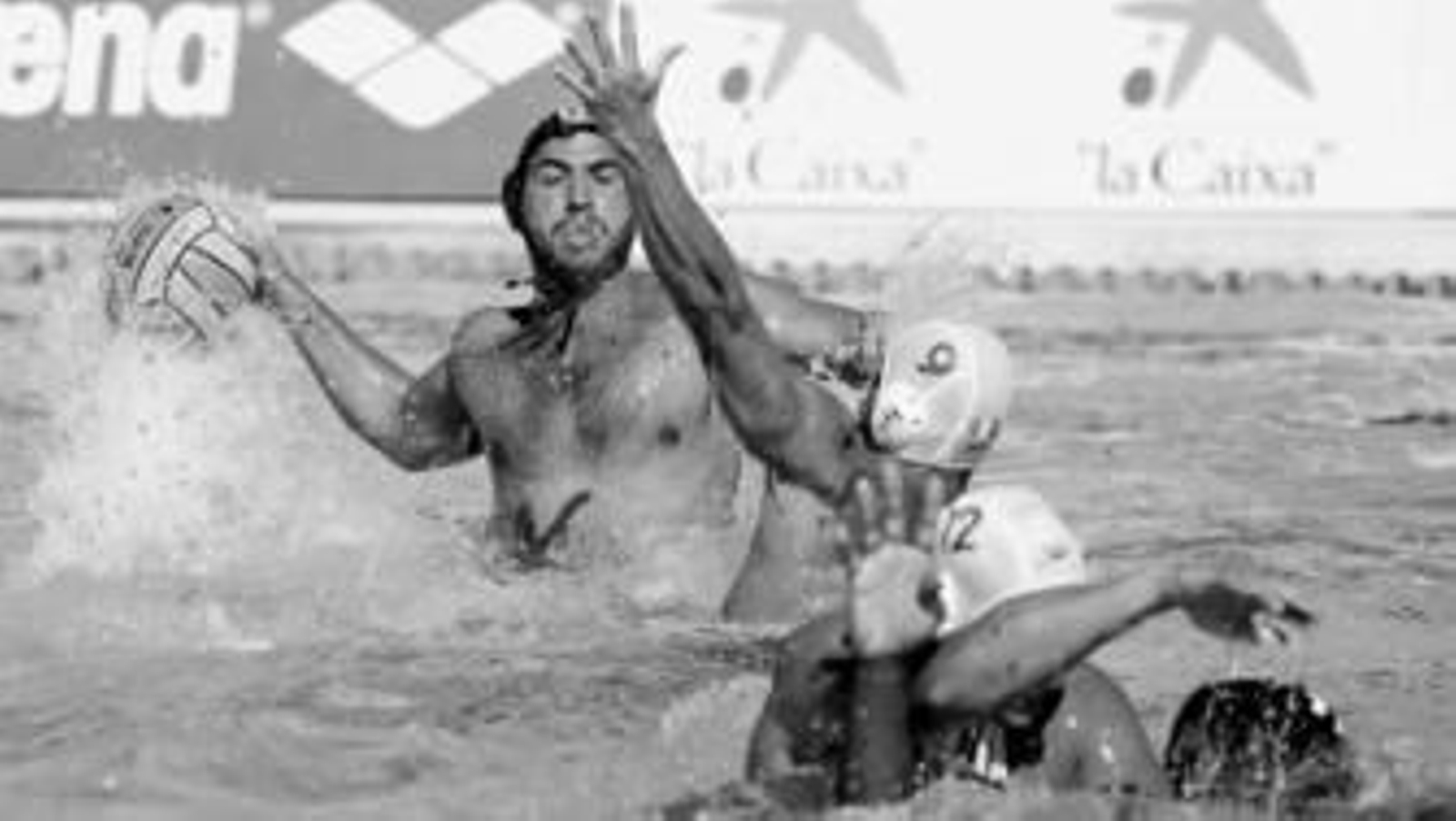 Sergi Mora intenta superar a uno de los jugadores del conjunto rumano en el encuentro que disputaron ayer en la piscina exterior del Centro Acuático de Málaga.