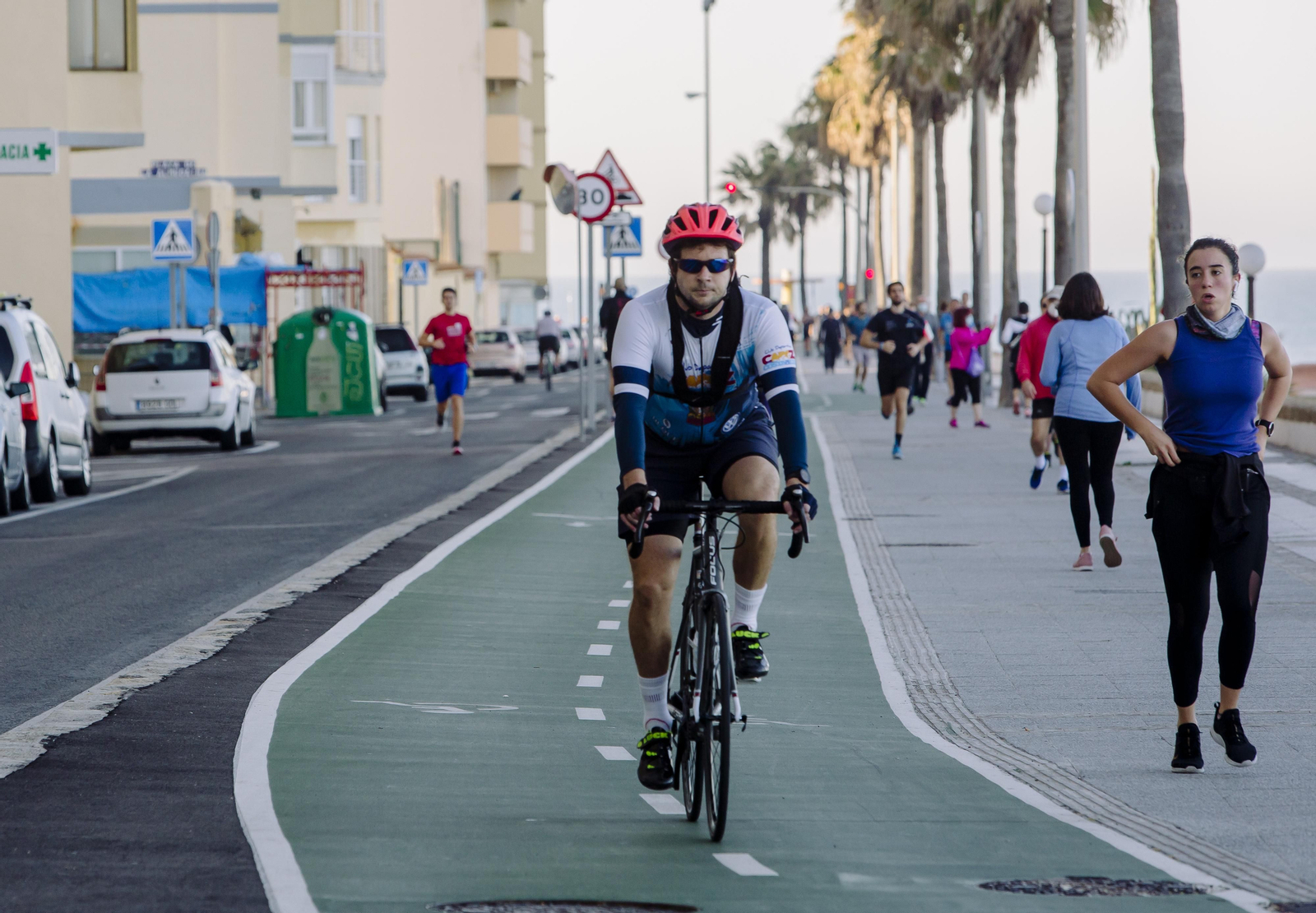 Personas haciendo deporte por el Paseo Marítimo de Cádiz