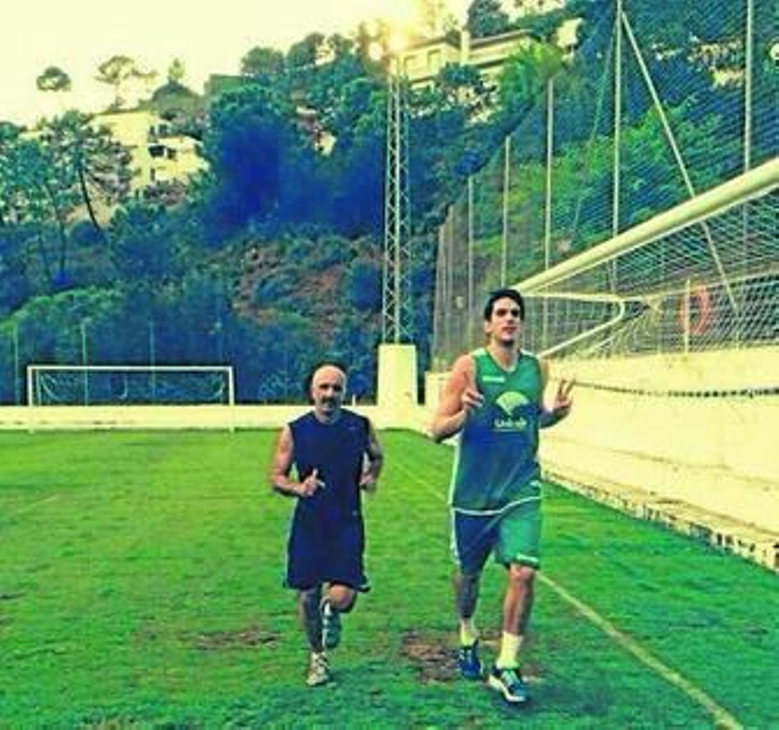 Carlos Suárez, junto al preparador físico Enri Salinas.