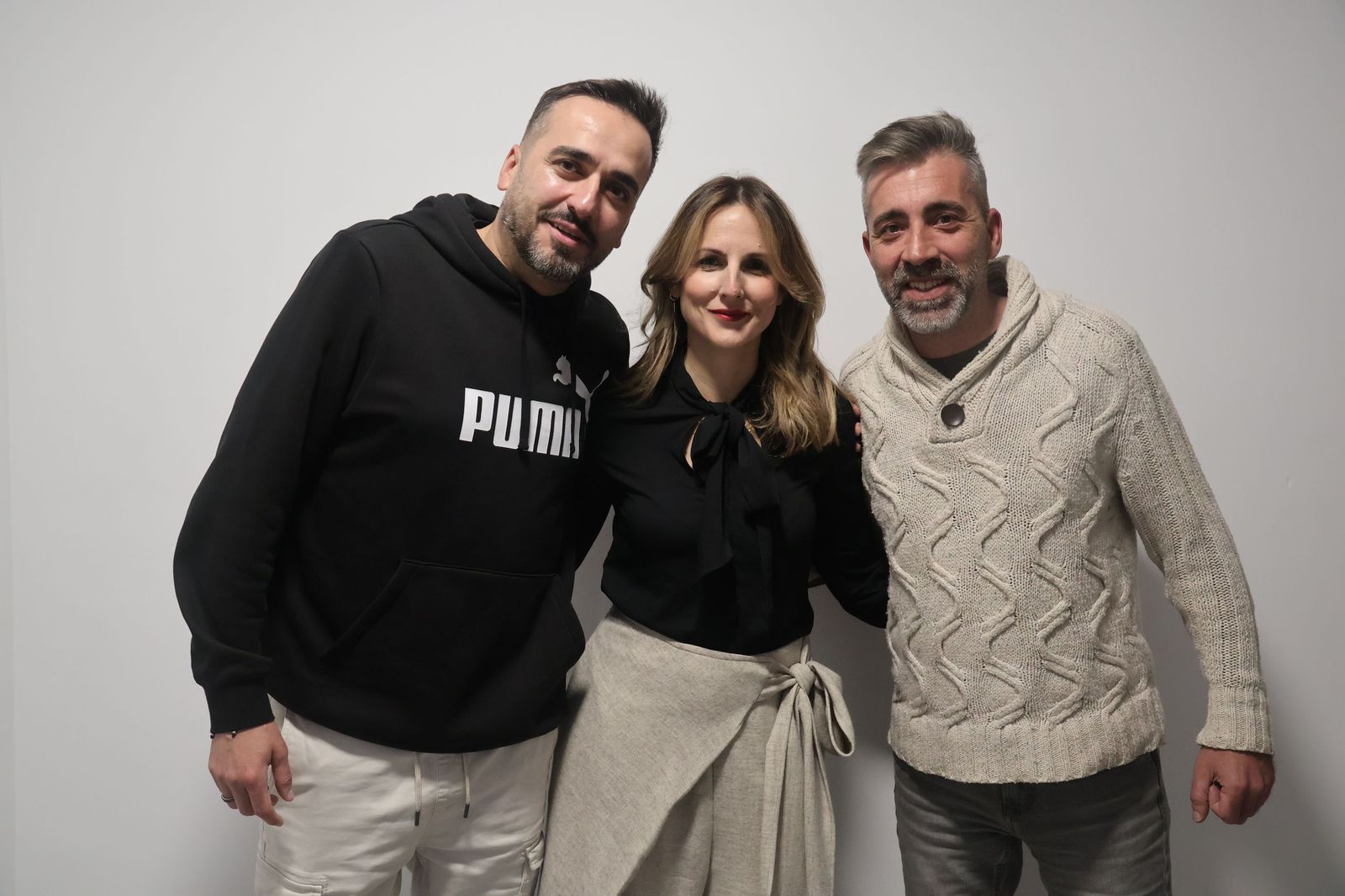 Los dos humoristas con la concejal Elena Gómez.
