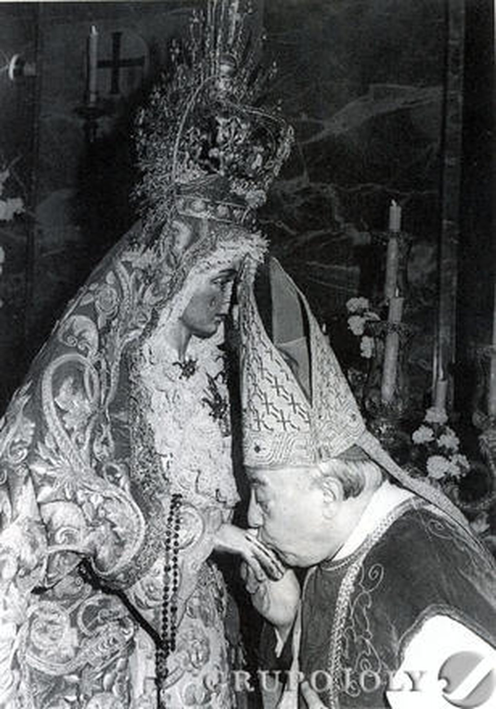 El cardenal Bueno Monreal besa la mano de la Virgen.