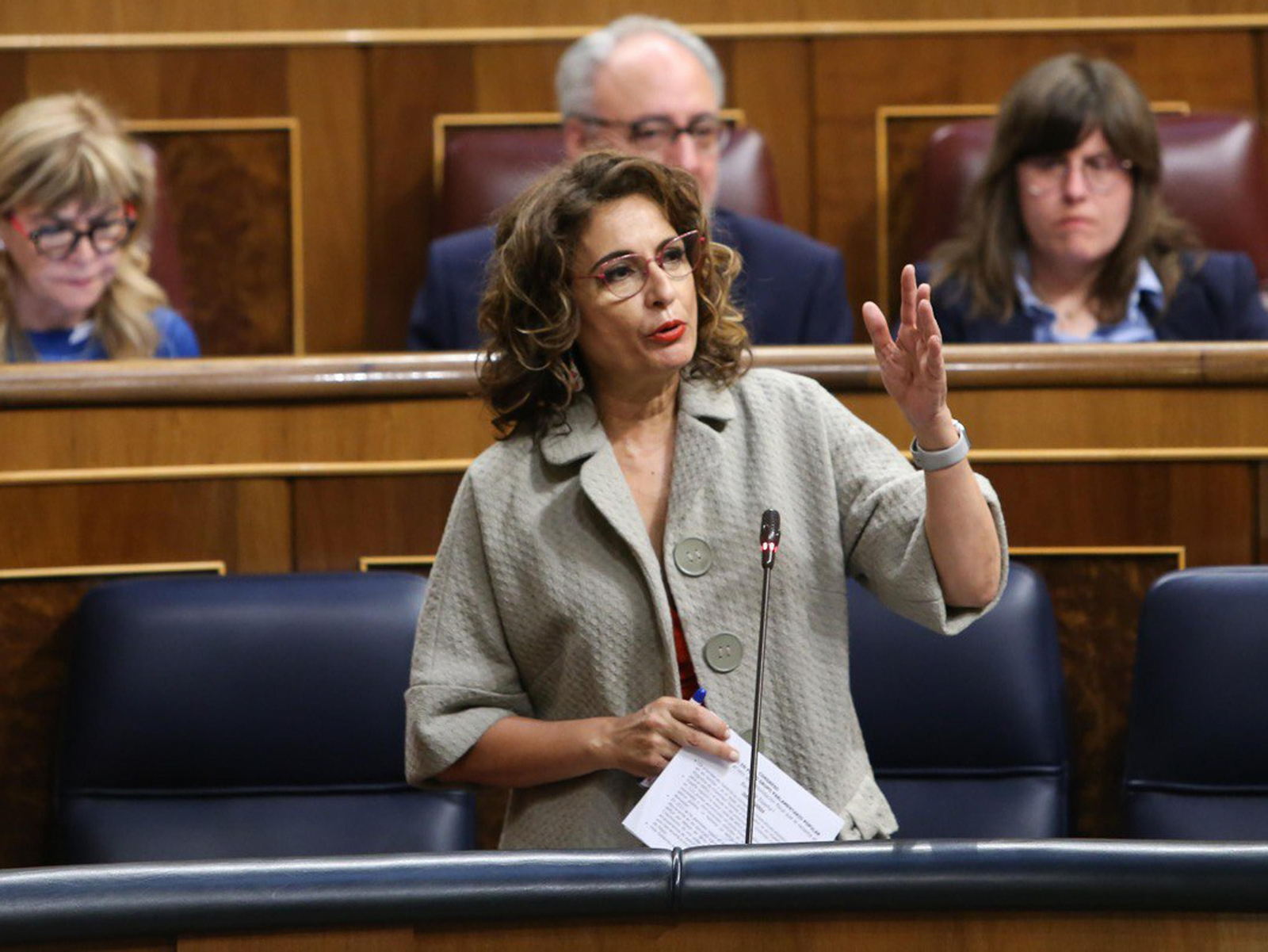 La ministra de Hacienda, María Jesús Montero, durante la sesión de control al Gobierno