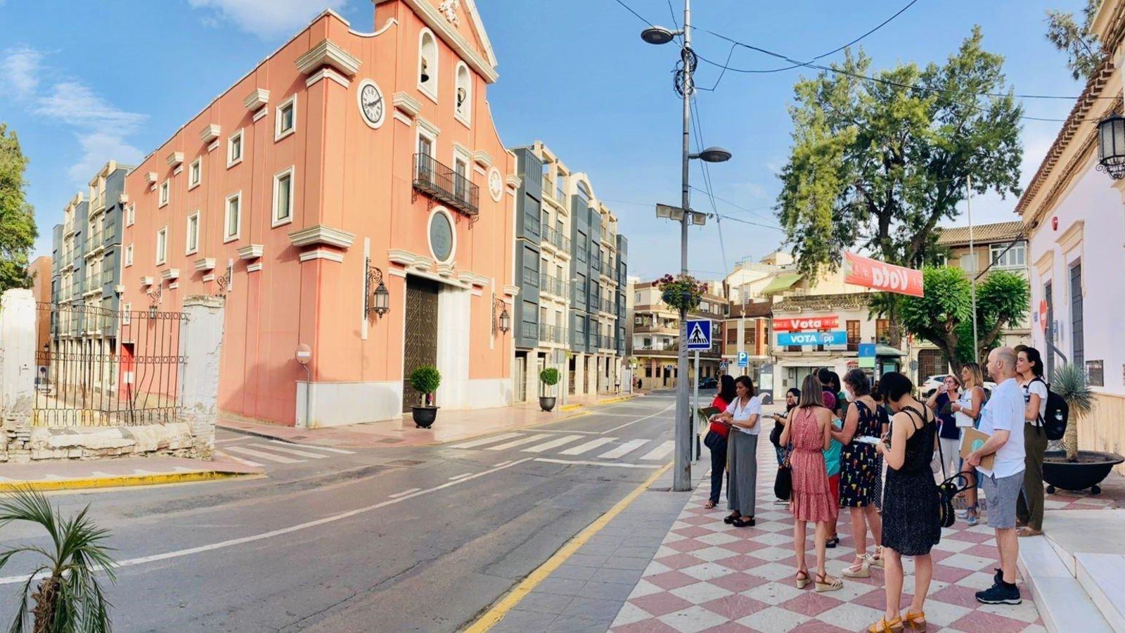 Un paseo vecinal por el casco histórico del municipio para aportar ideas de mejora.