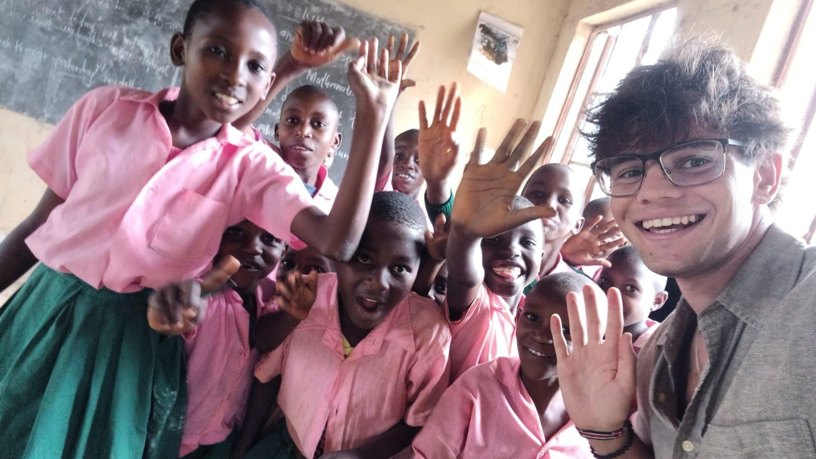 Kike Cadelo con alumnos de Kolongoni School, un centro de primaria en la aldea de Chasimba, próxima a Mombasa.