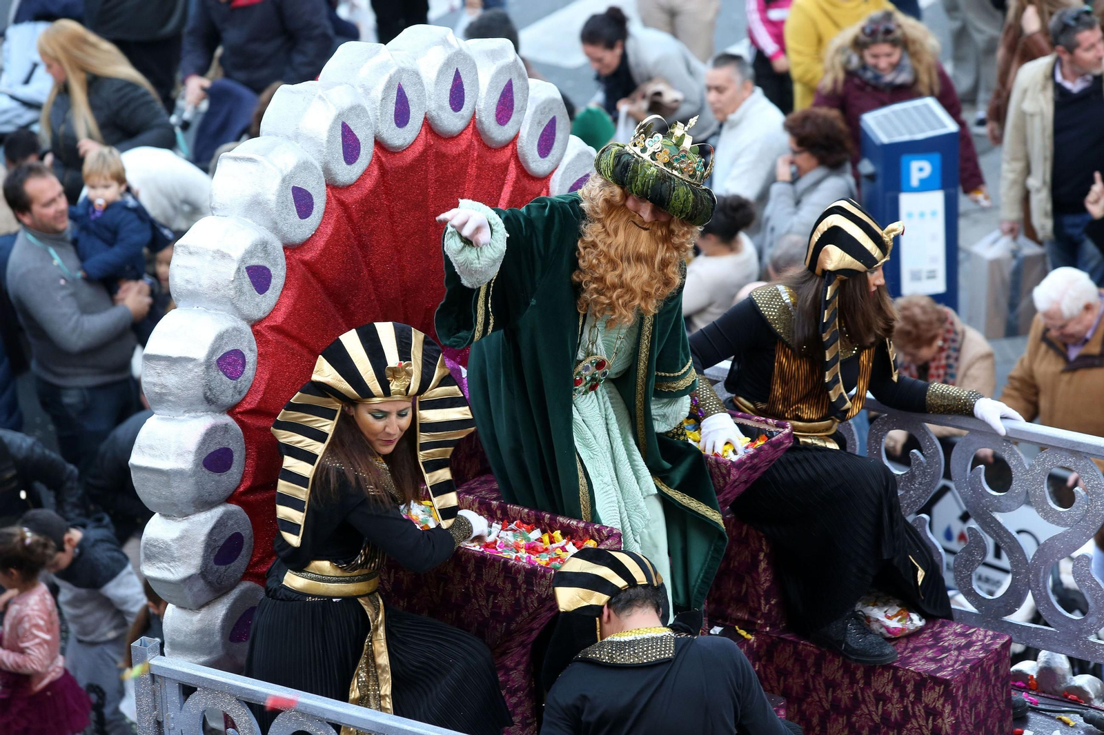 Jesús Vázquez lanza caramelos en la cabalgata de 2017.
