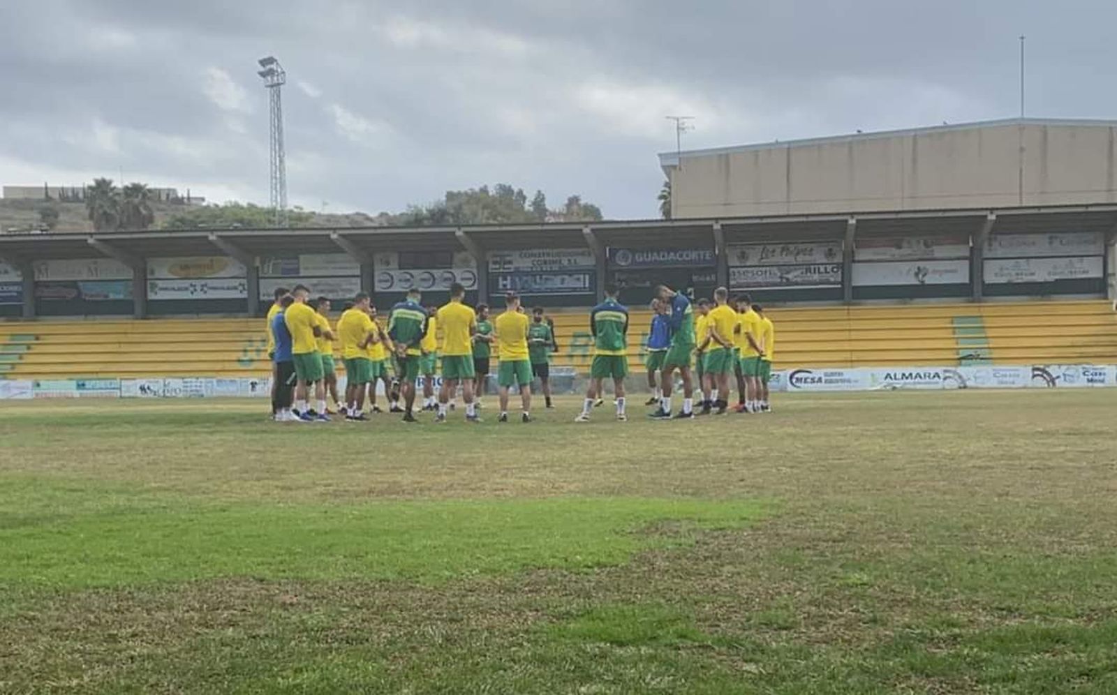 La plantilla de la Unión, en torno a su entrenador.