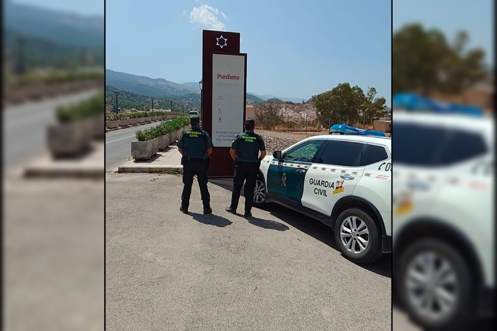 Agentes de la Guardia Civil en Purchena.
