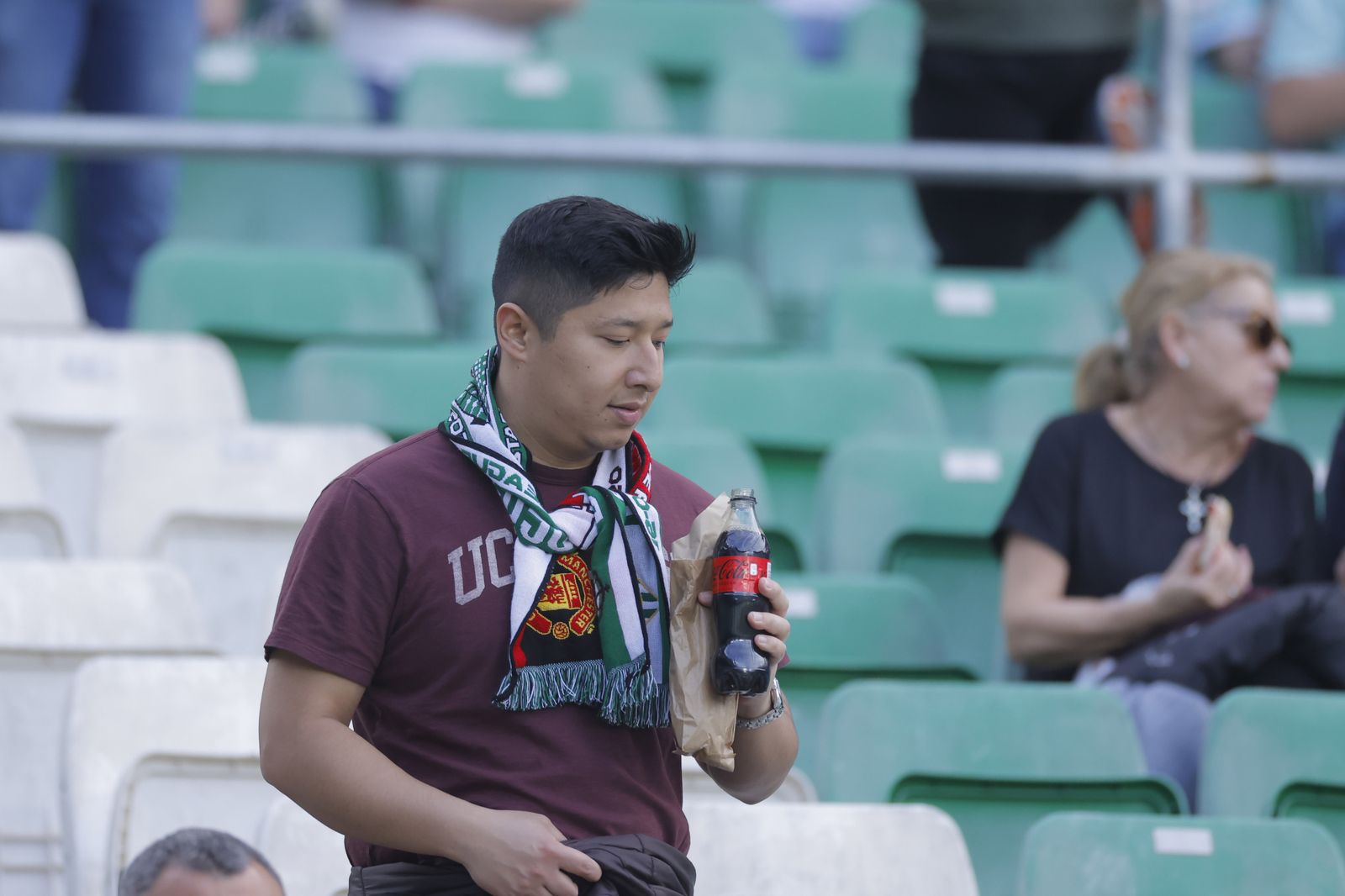 Búscate en las fotos del Betis-Manchester