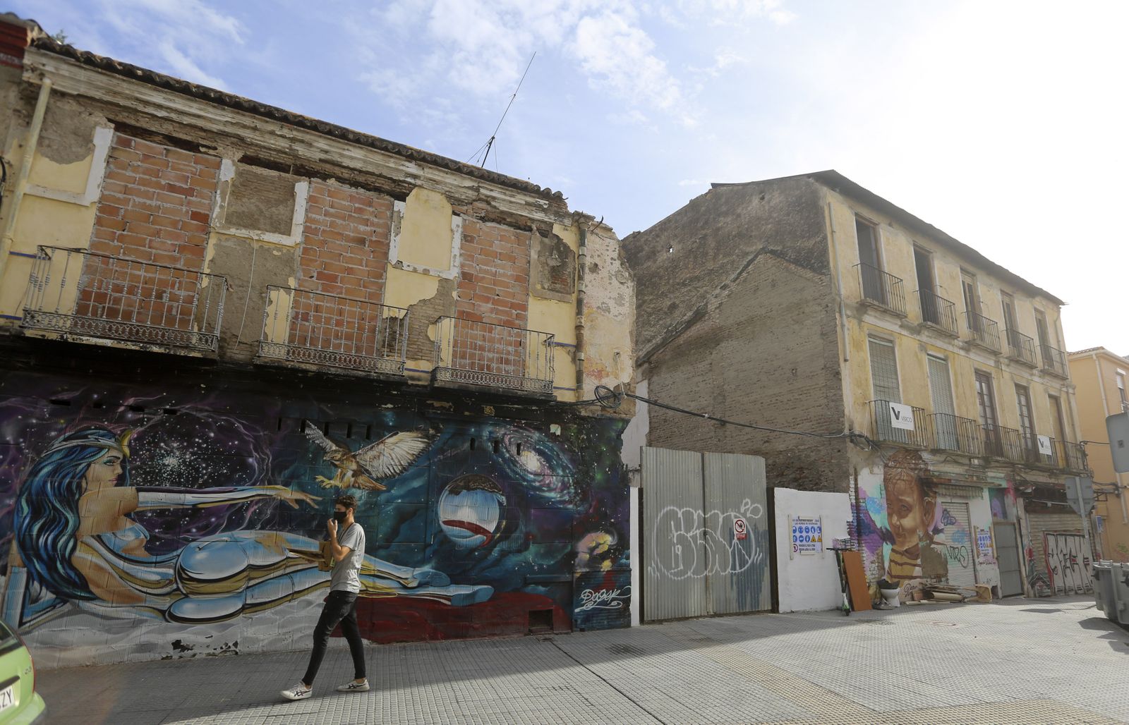 En Lagunillas, la ruina y el olvido hacen su trabajo al ritmo que dicta la especulación.