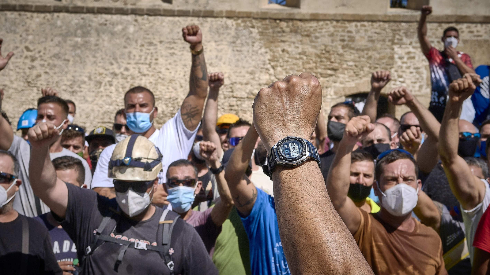Los trabajadores de Navantia Puerto Real concentrados frente a la Subdelegación del Gobierno.