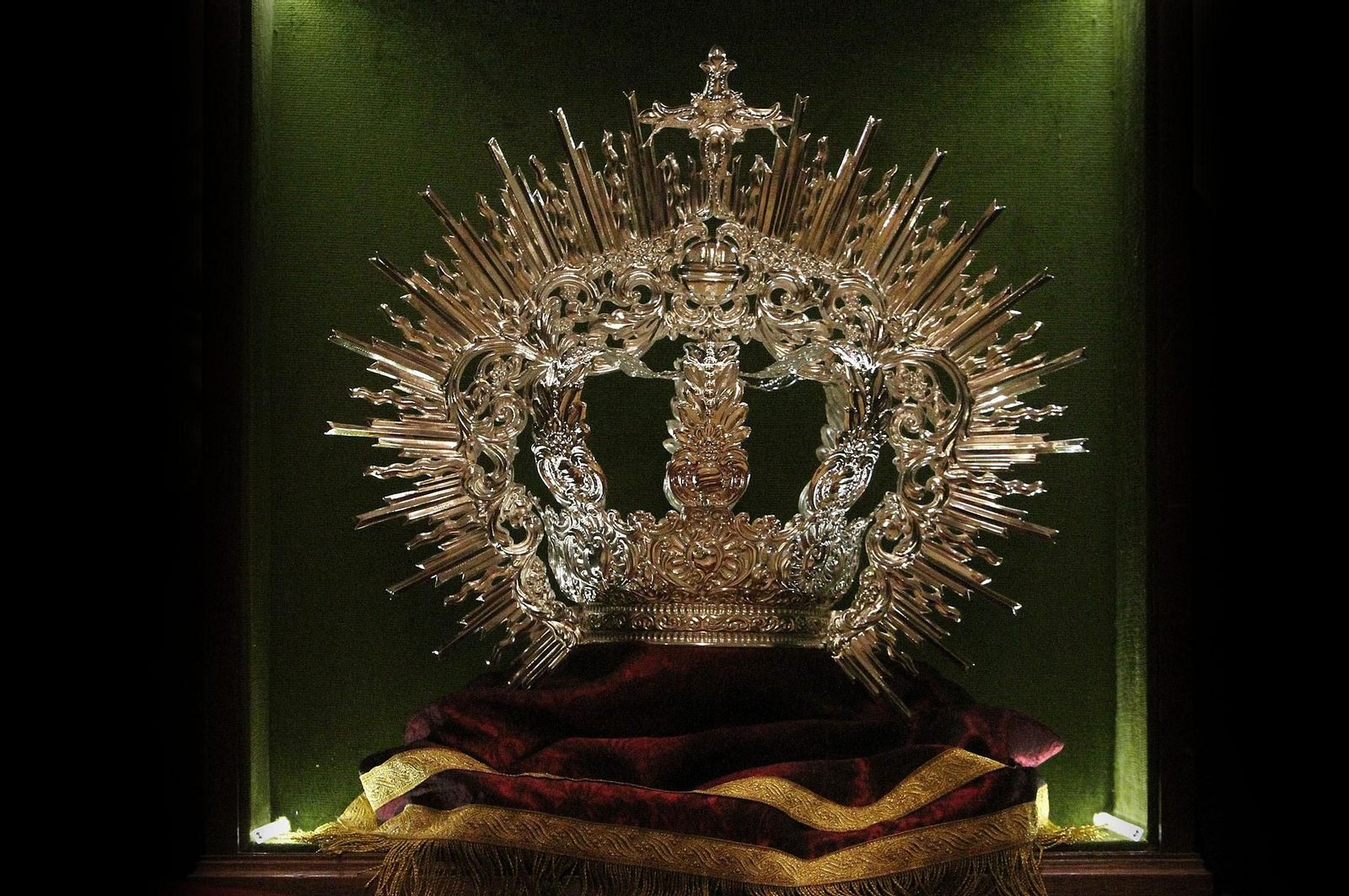 Presentación de la nueva corona de Nuestra Señora en su Soledad, en imágenes