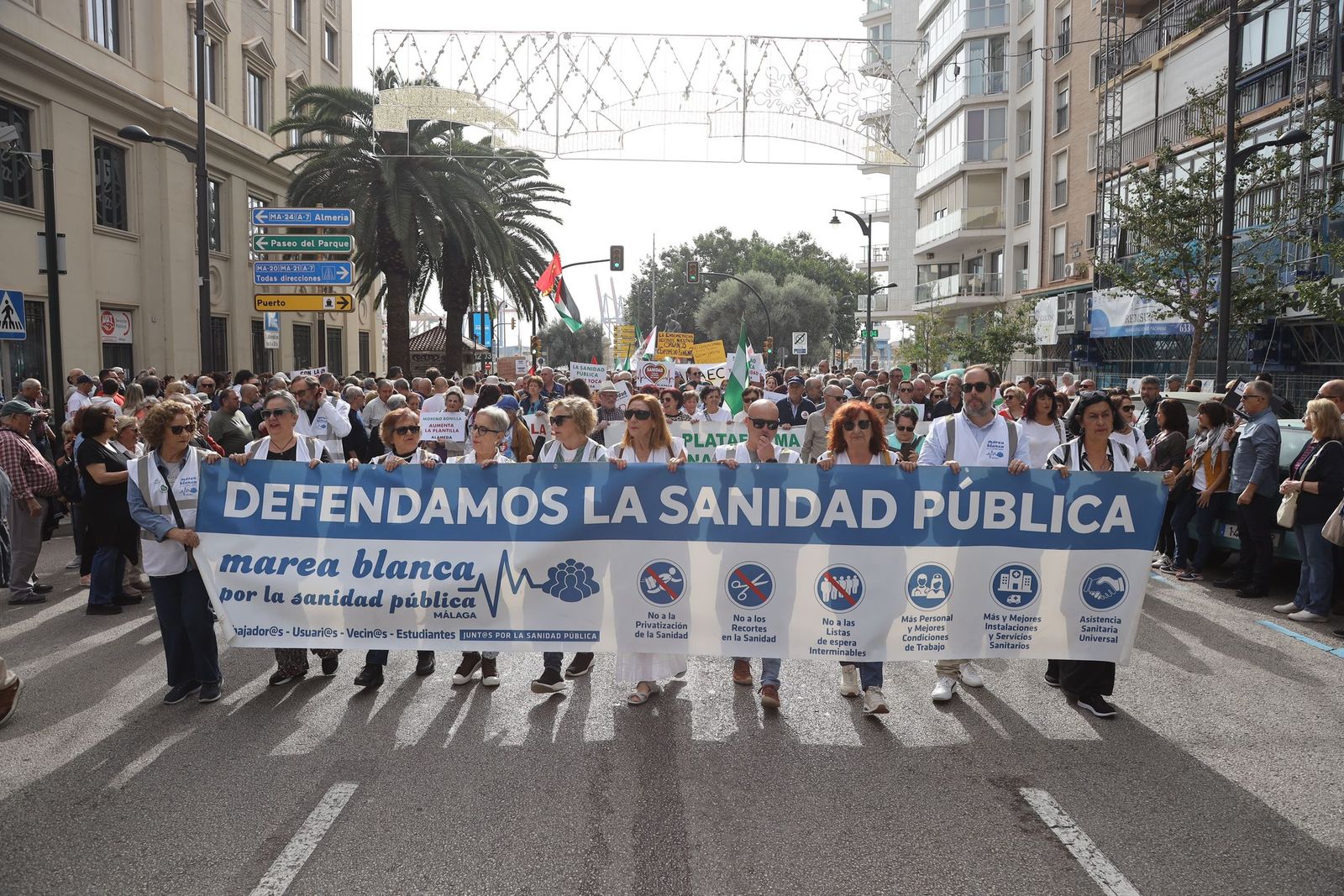 Todas las fotos de la manifestación en Málaga contra el "deterioro" de la sanidad pública