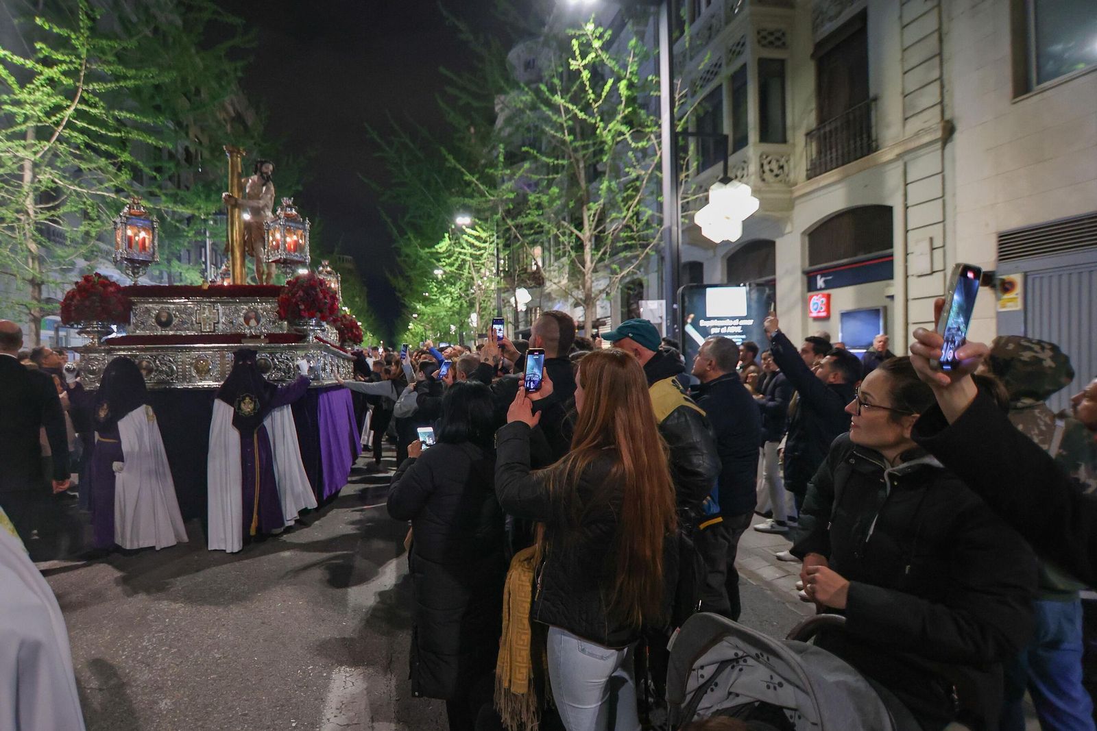 Así recibió la Gran Vía de Colón a la Hermandad de las Penas 2025