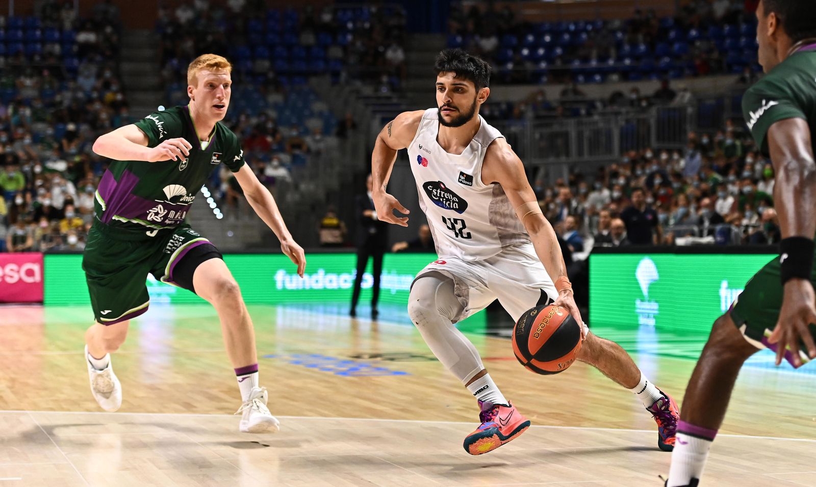 Alberto Díaz defiende a Sergi Quintela en la ida.