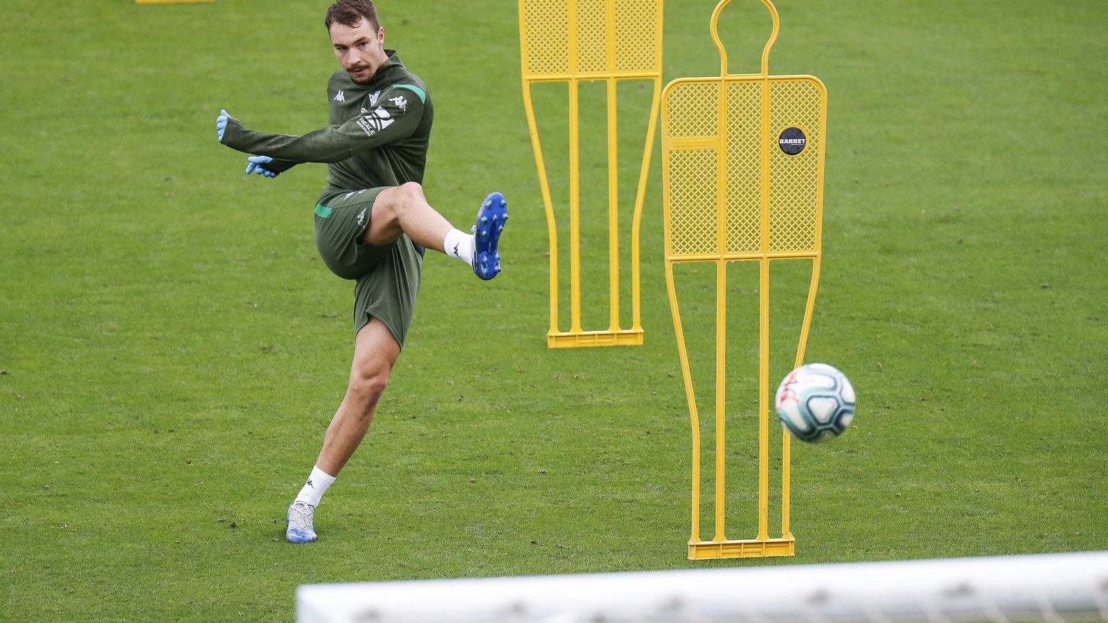 Loren golpea el balón en un entrenamiento.