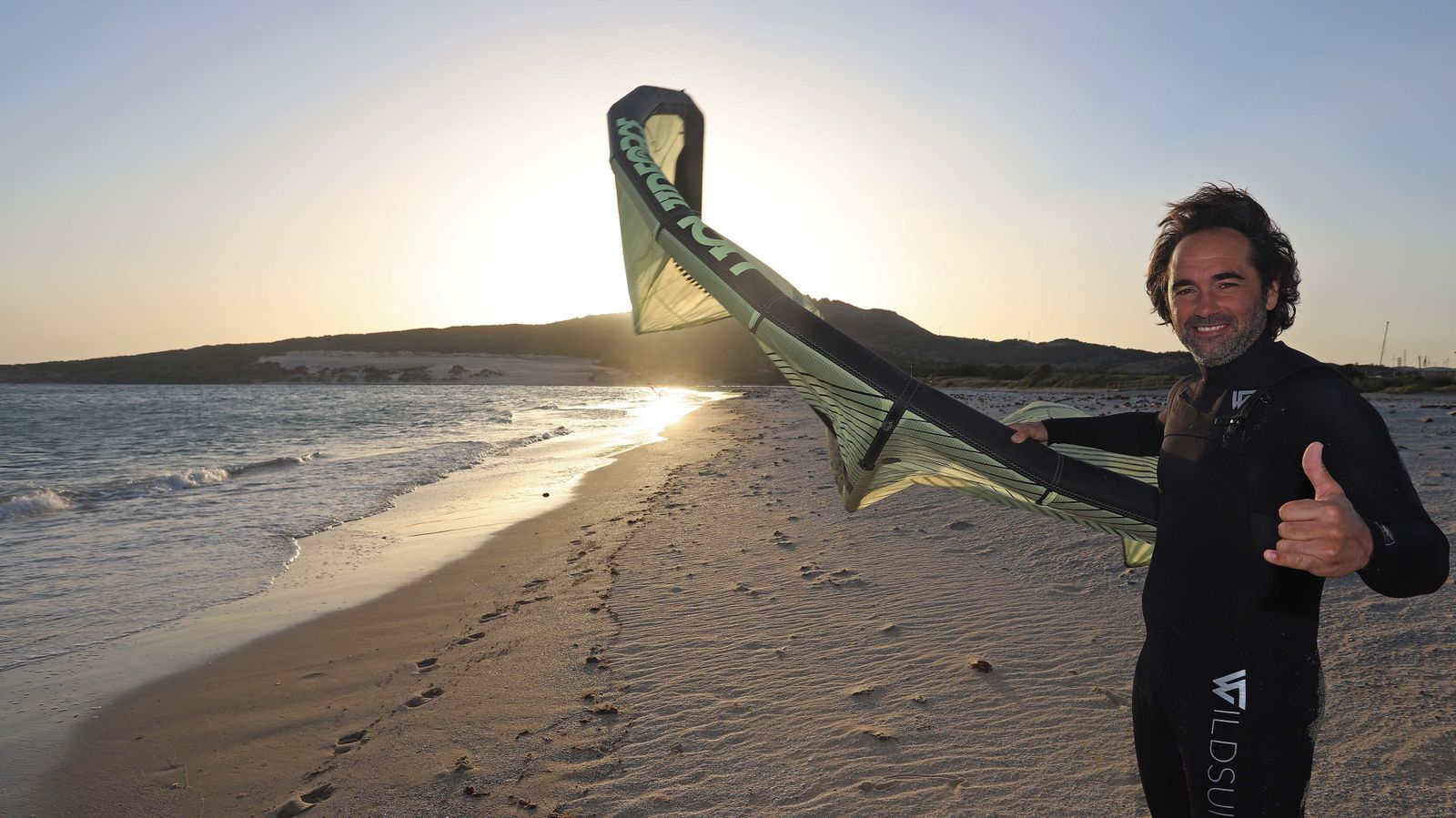 Fonsy Delgado rinde homenaje a Paco de Lucía en las playas de Tarifa