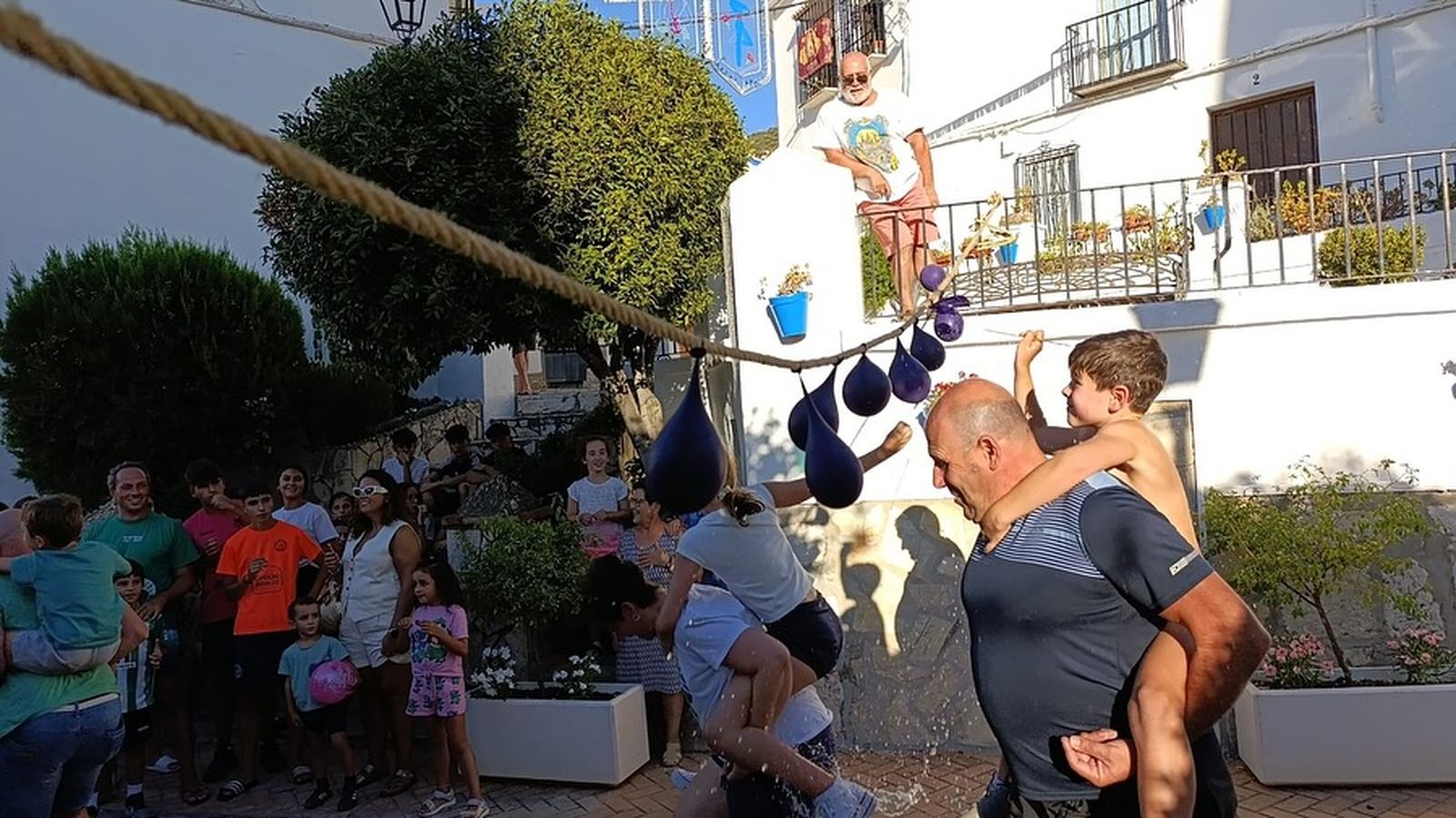 Las divertidas cucañas de Zuheros, en fotografías