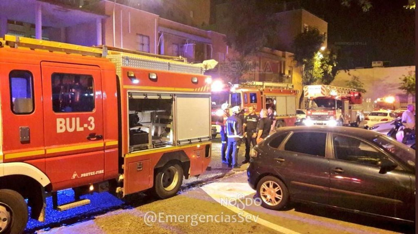 El camión de Bomberos en las cercanías del incendio.