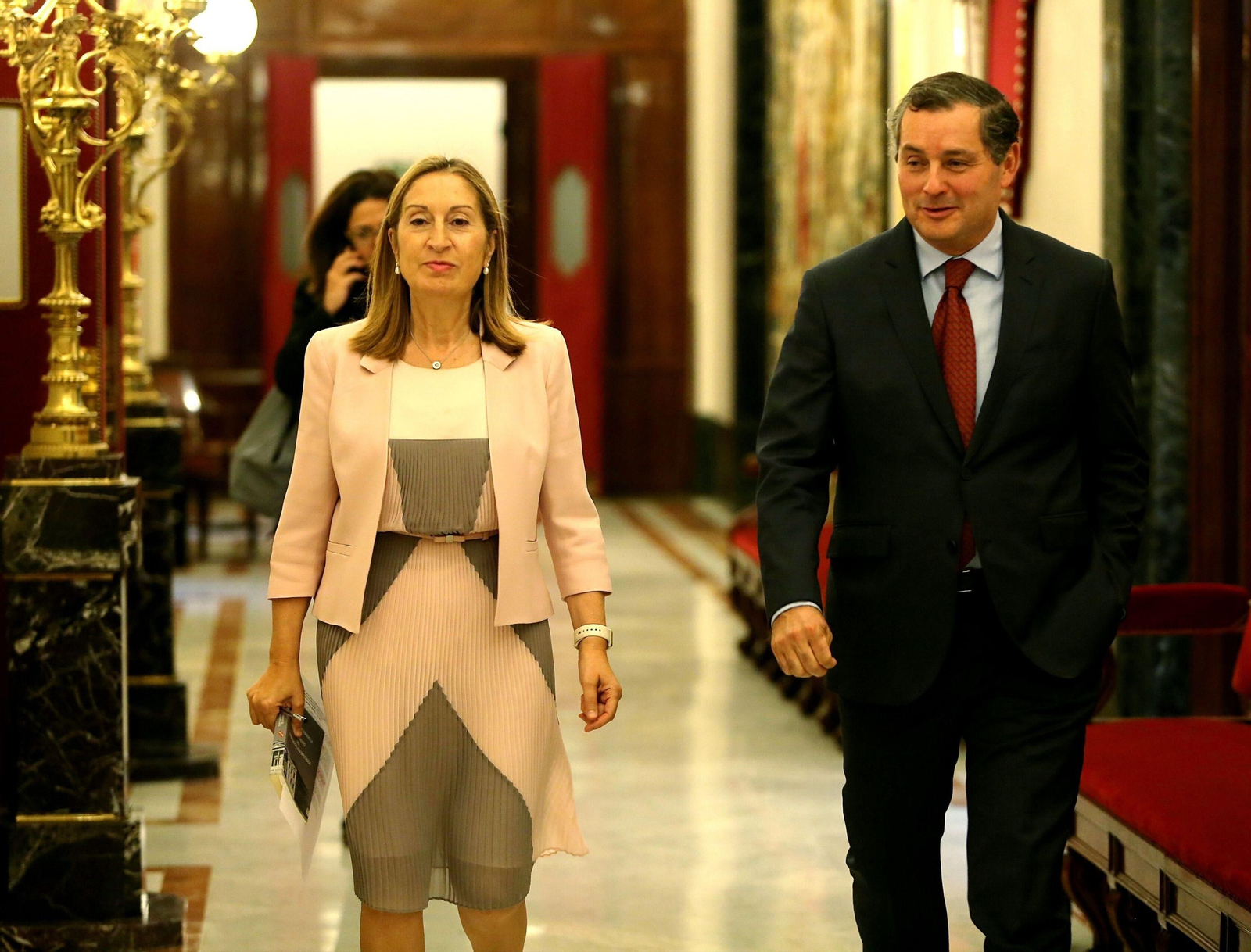 Ana Pastor cuando era la presidenta del Congreso de los Diputados junto al secretario general del Congreso, Carlos Gutierrez Vicén.