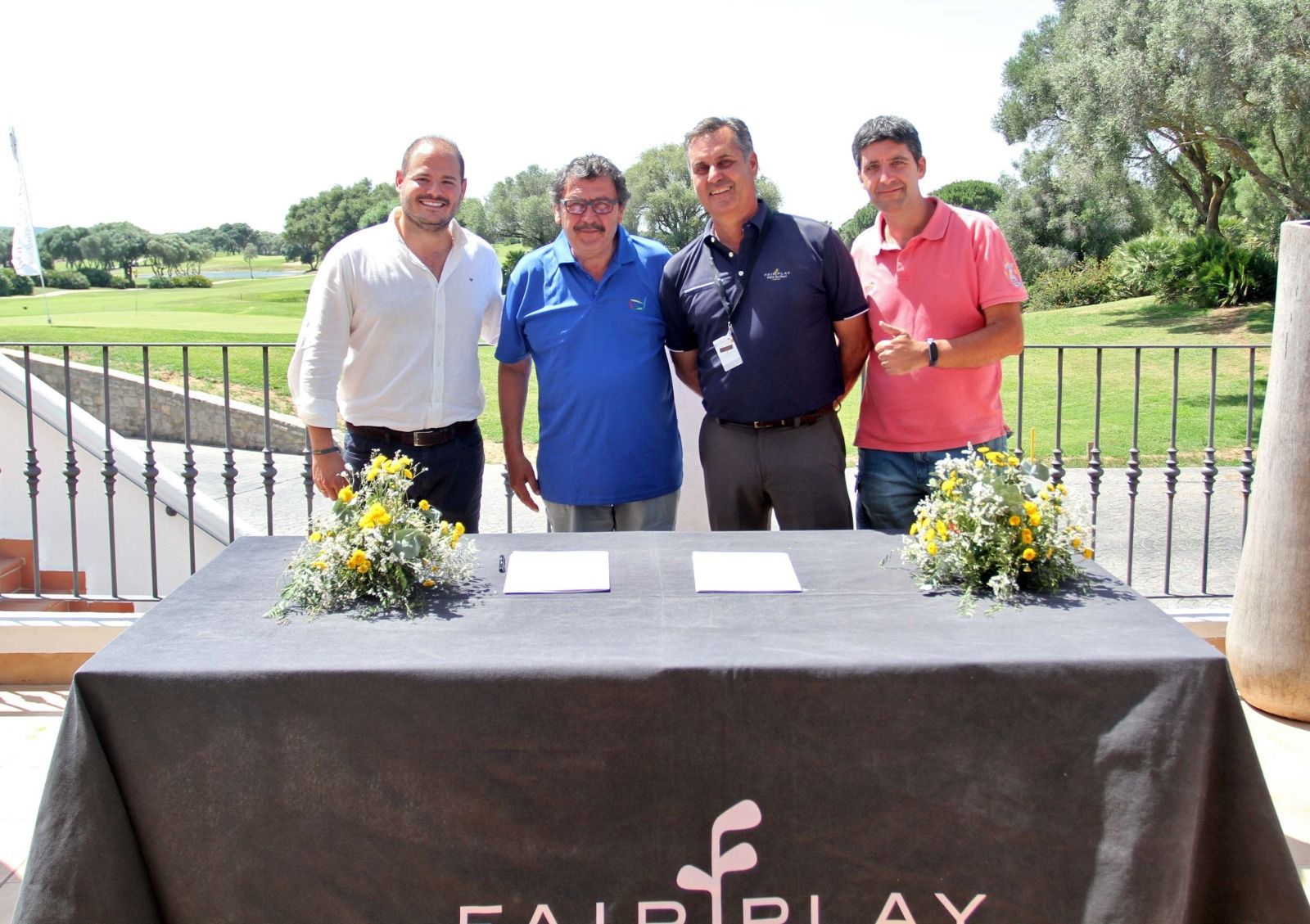 Foto de familia tras la rúbrica del acuerdo en el Fairplay Golf & Spa Resort de Benalup.