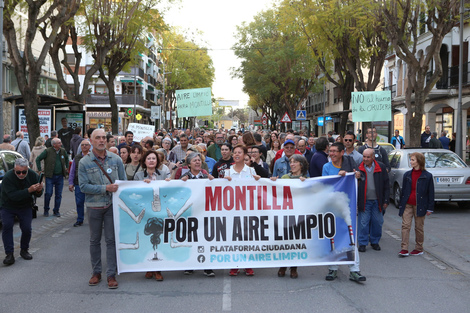 La manifestación de los vecinos de Montilla contra la orujera, en imágenes