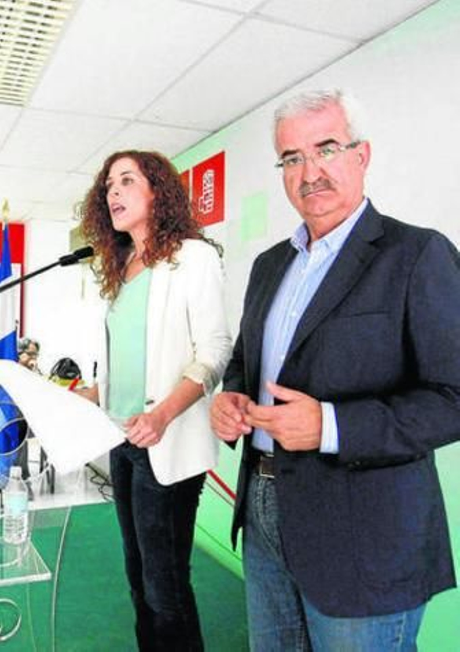 Alconchel y Jiménez Barrios, ayer, en la sede local del PSOE.