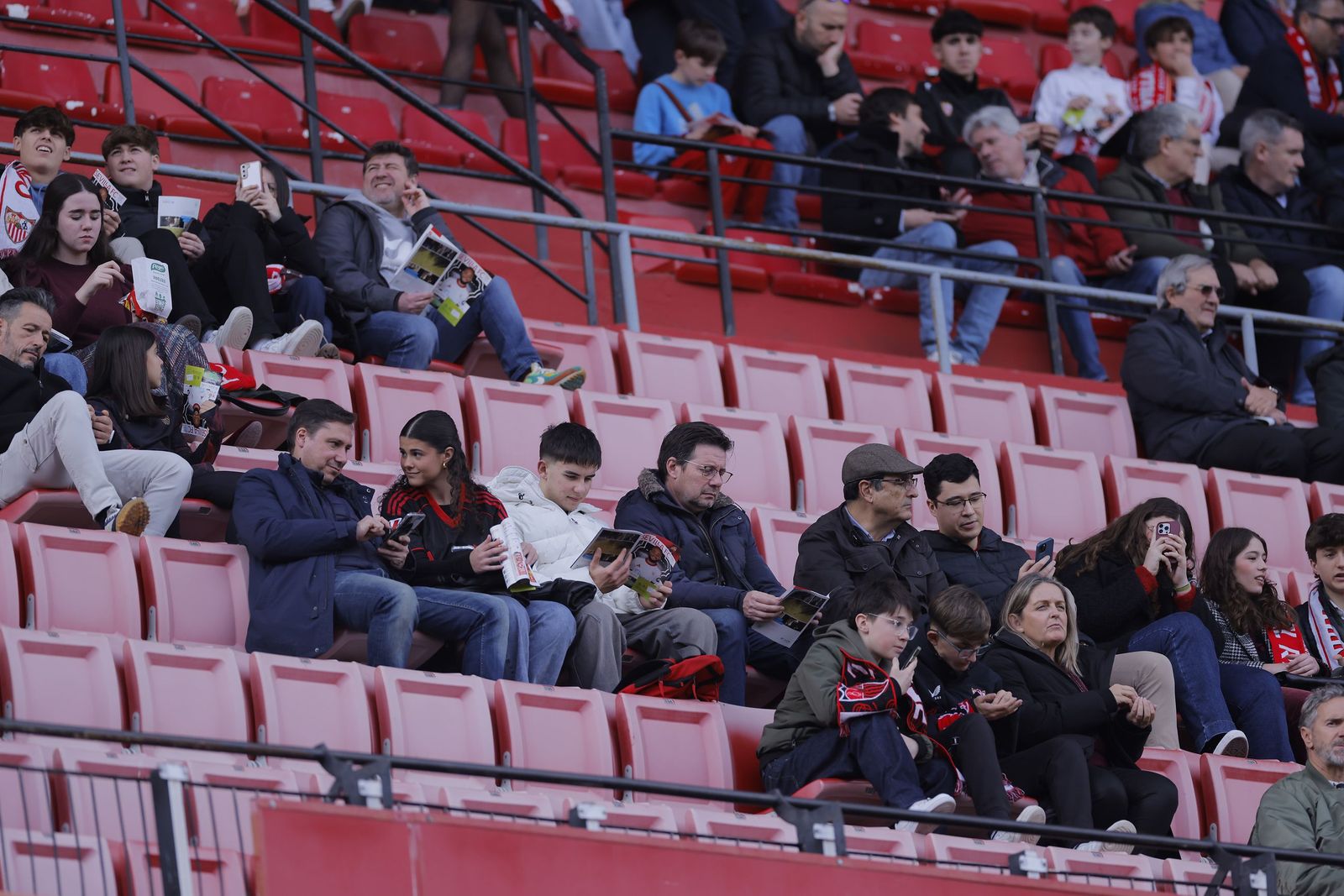 Búscate en las fotos del Sevilla - Girona