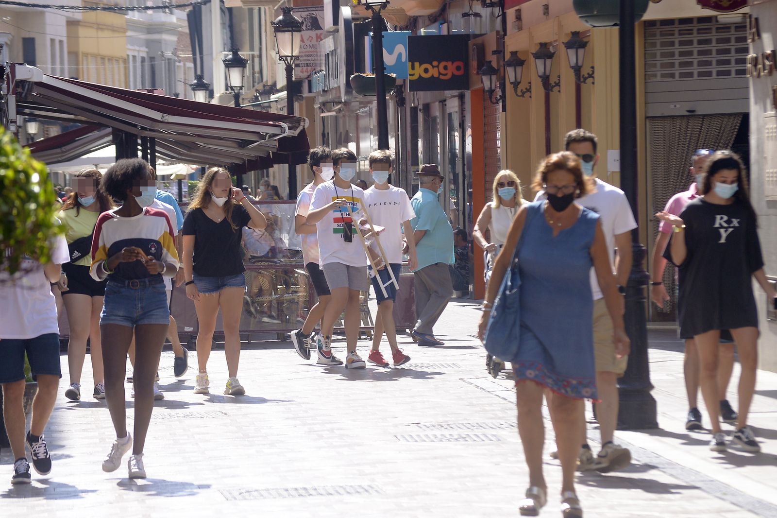 Imágenes del primer día de obligatoriedad de las mascarillas en La Linea.