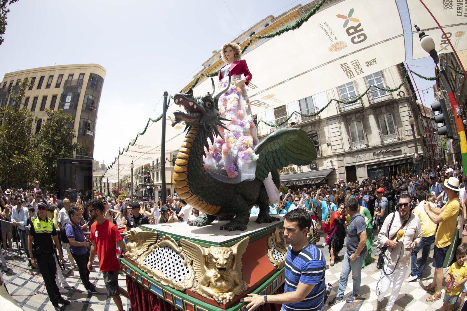 El regreso de la Tarasca a las calles de Granada, en imágenes