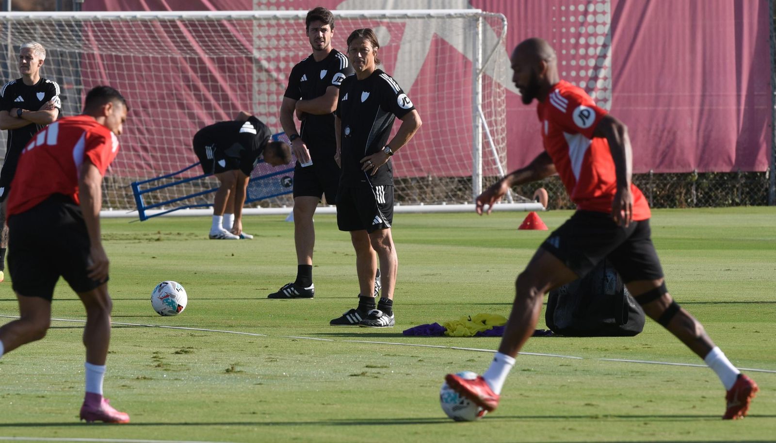 Marcao, desenfocado en primer plano, es observado por Almeyda en la sesión de este jueves.