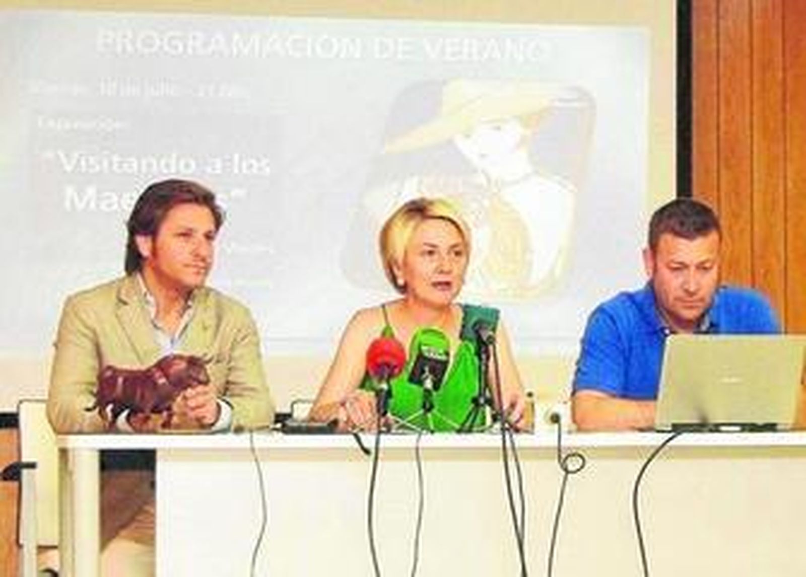 La primer teniente de alcalde, Eloisa Cabrera acompañada de Luis Miguel Carmona y Gabriel Sánchez.