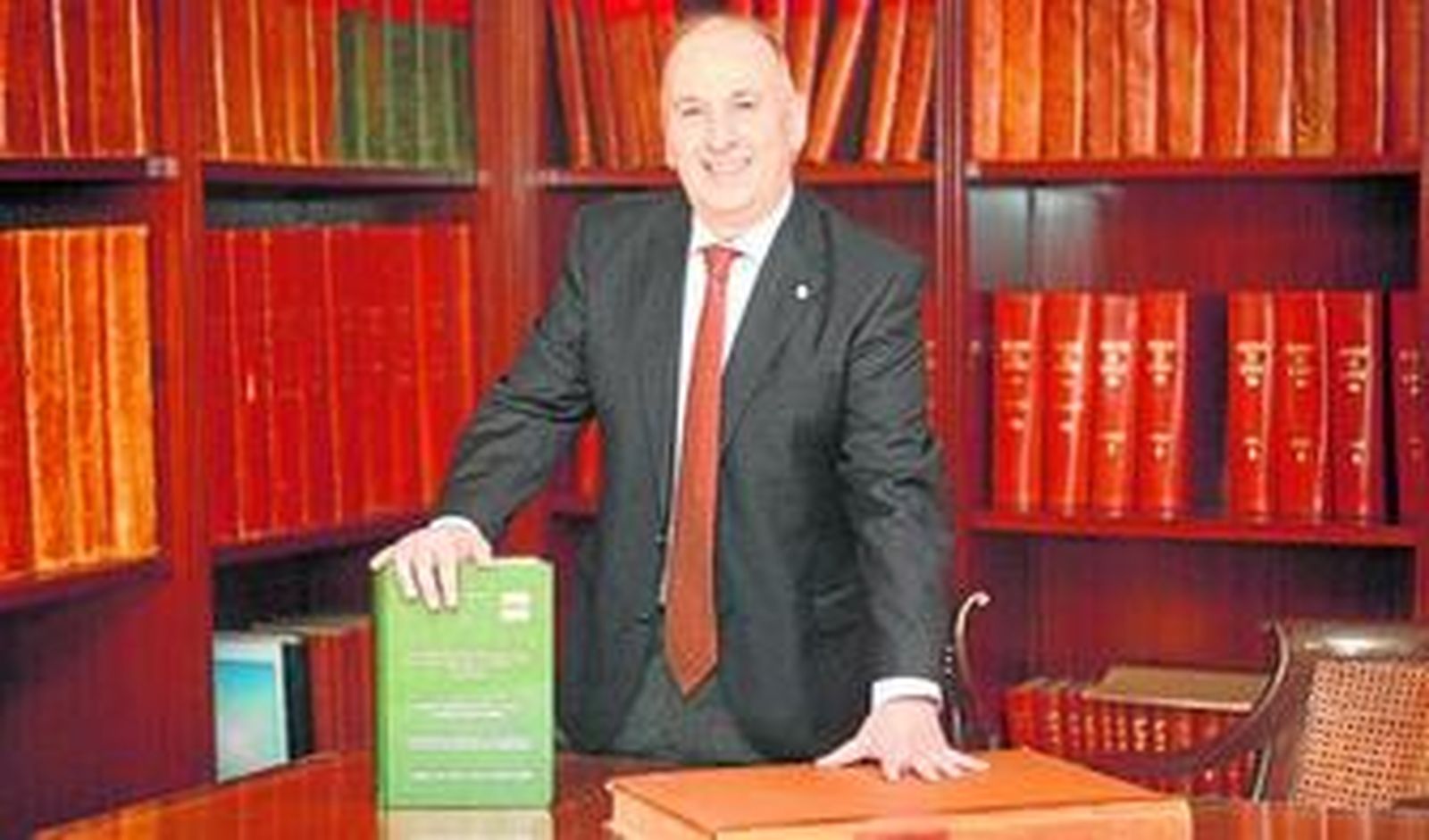 Jesús Núñez, el pasado viernes en la hemeroteca de Diario de Cádiz, una de las fuentes que consultó durante su investigación.