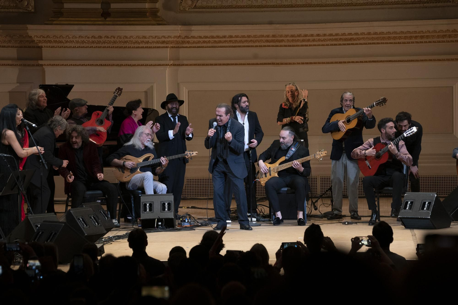 Pepe de Lucía junto a los artistas participantes en la gala de homenaje a Paco de Lucía en el Carnegie Hall al final del concierto.