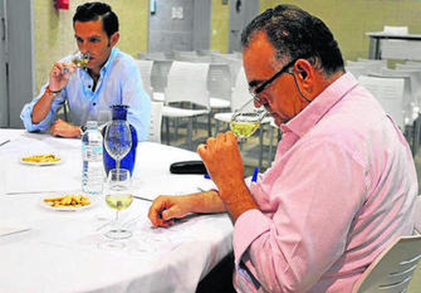 Los catadores, ayer, en el centro Envidarte.