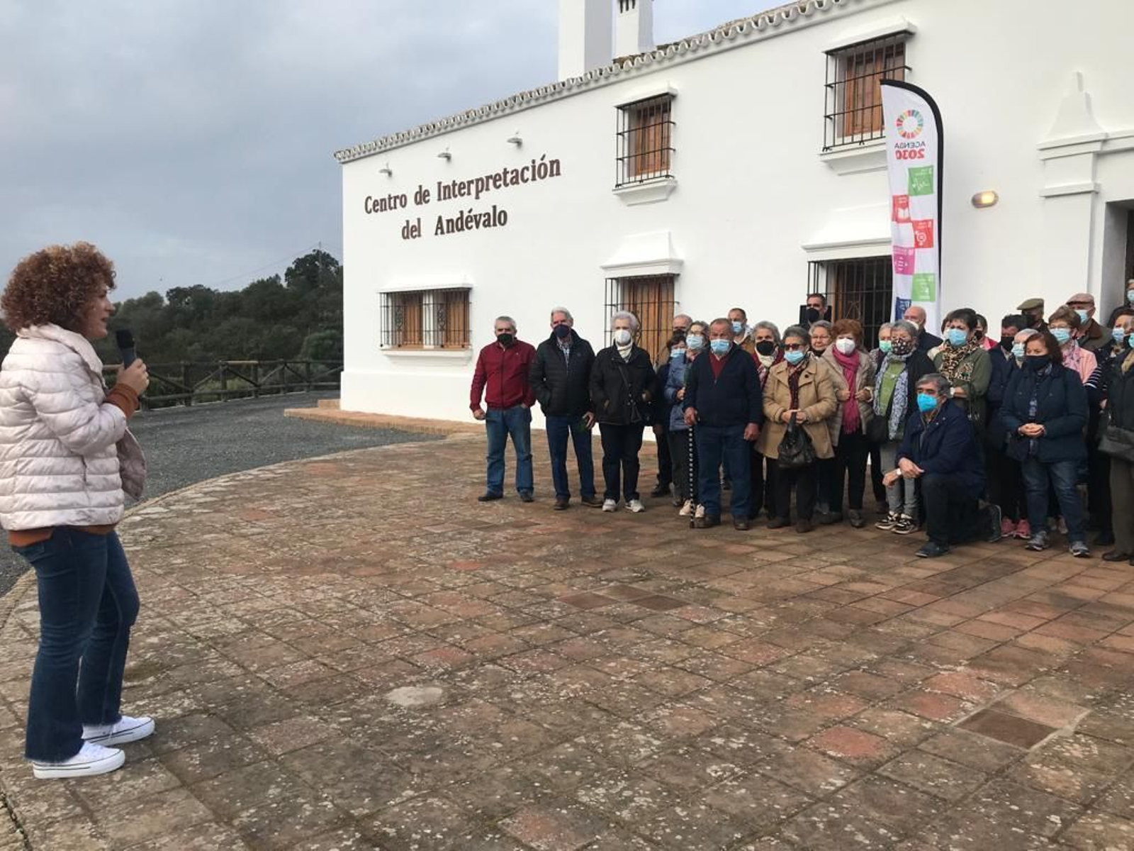 La presidenta de la Diputación de Huelva, María Eugenia Limón, junto a algunos de los participantes de las jornadas.