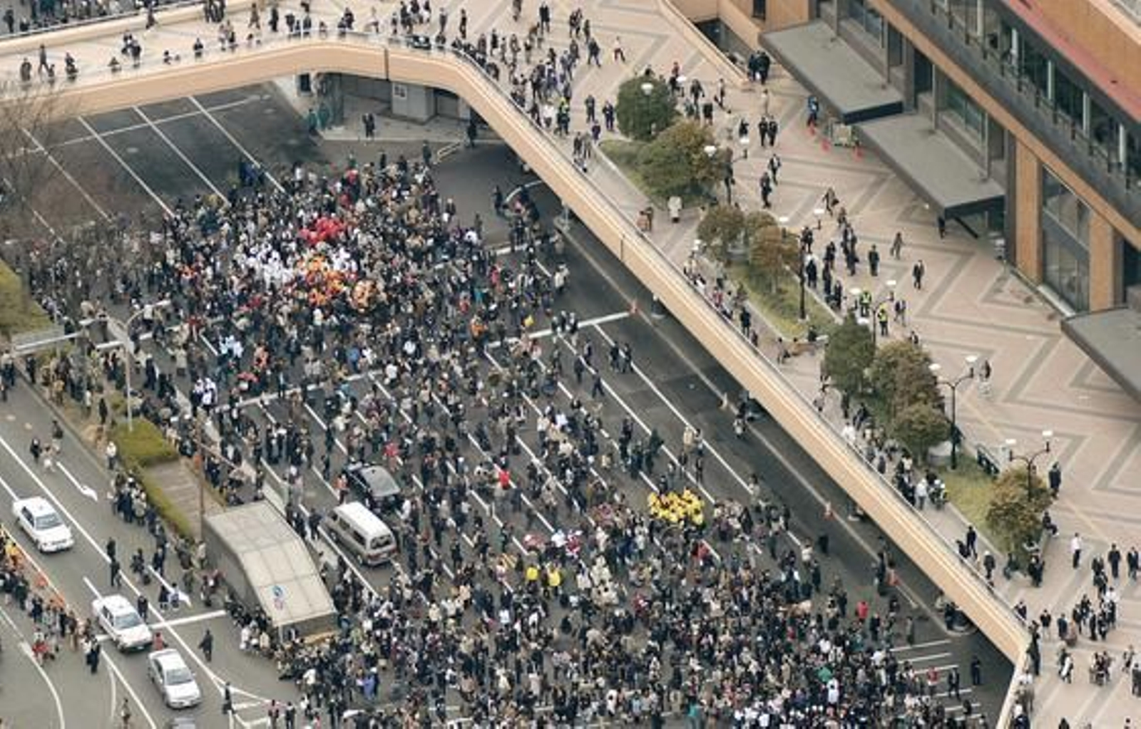 La gente se mueve preocupada tras el fuerte terremoto.

Foto: STR