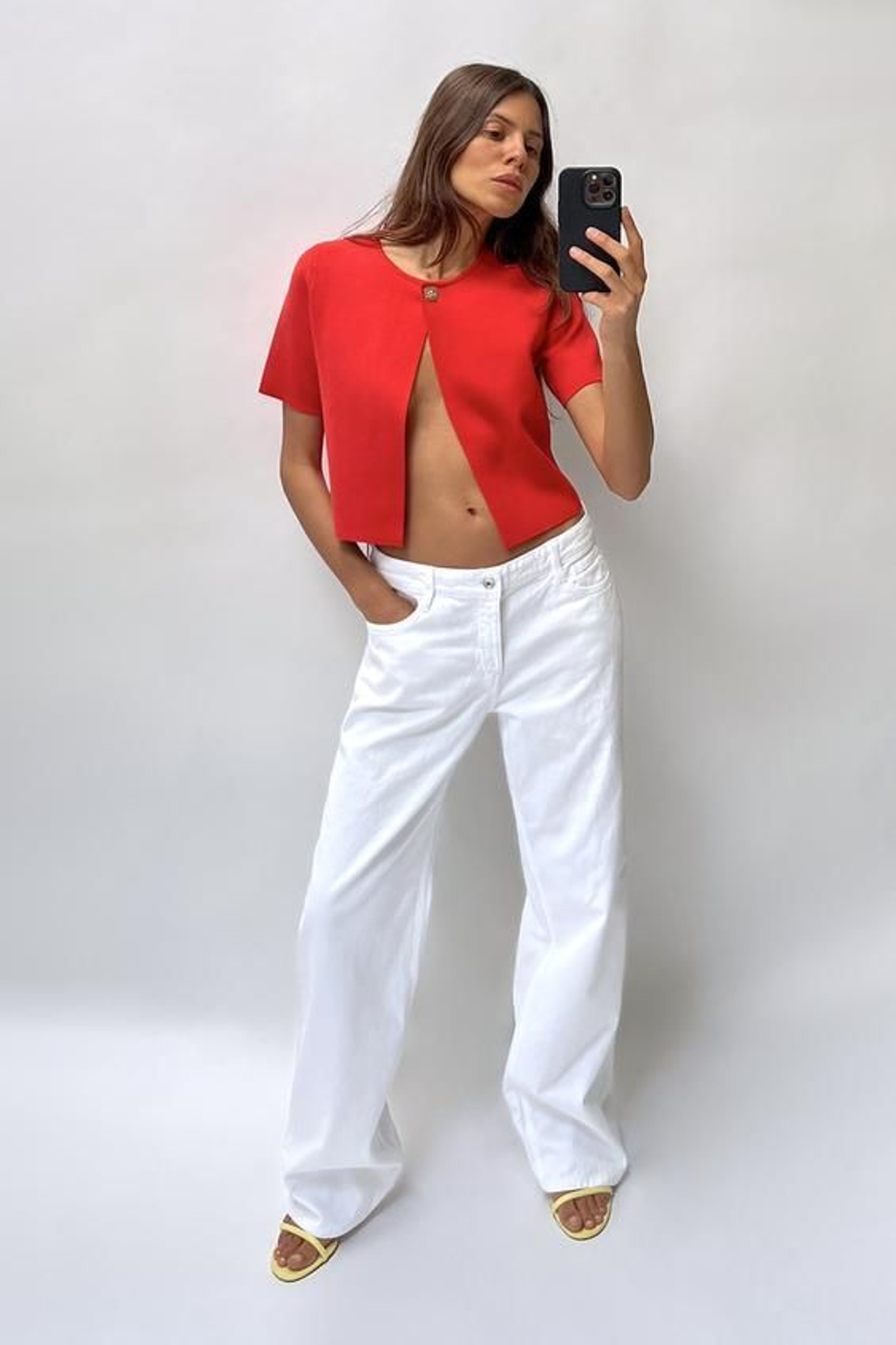 La chaqueta crop roja de punto liso con la que Zara se adelanta a las rebajas del Black Friday