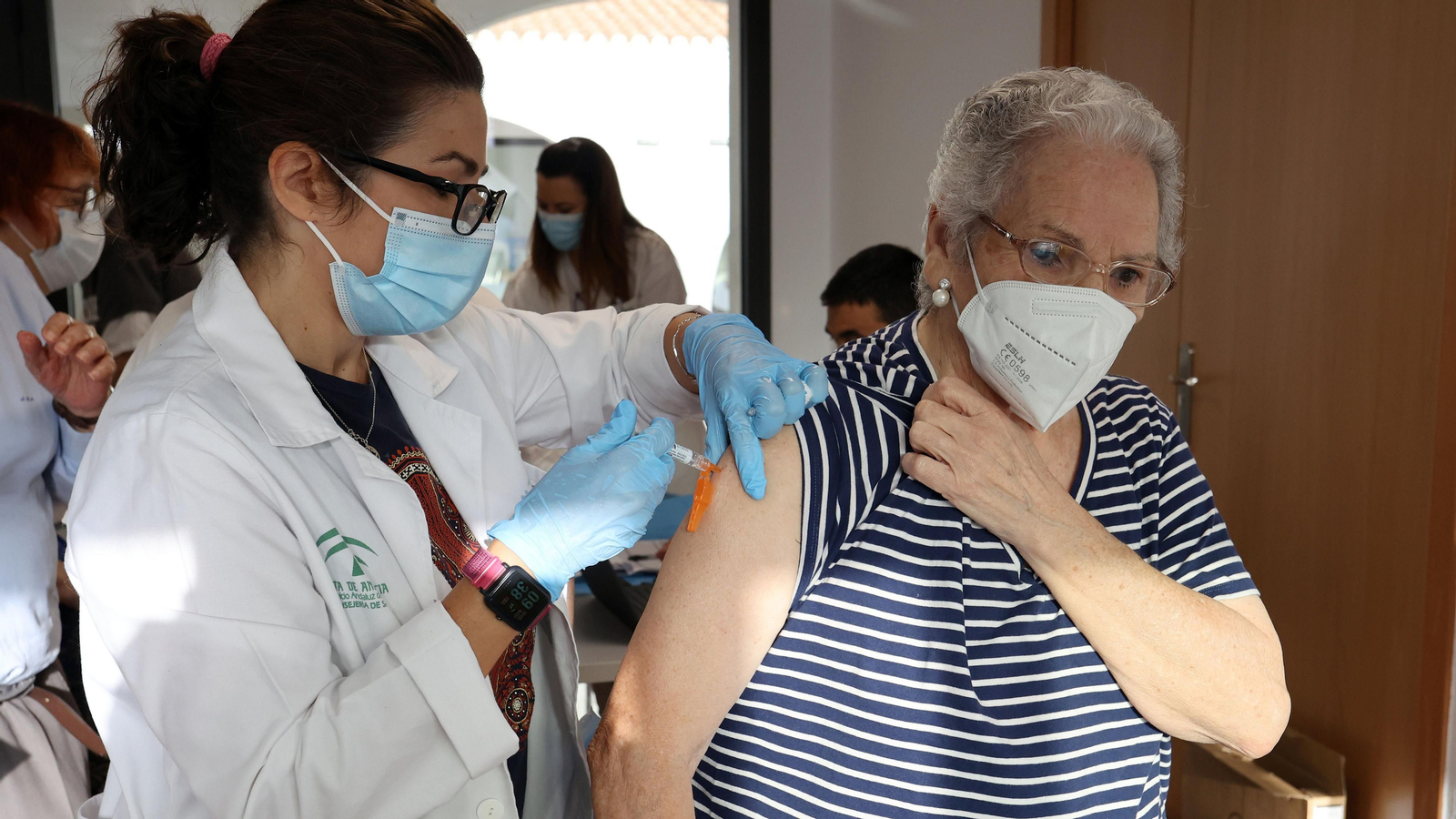 Vacunación conjunta de gripe y covid en la Residencia de ancianos de la Granja