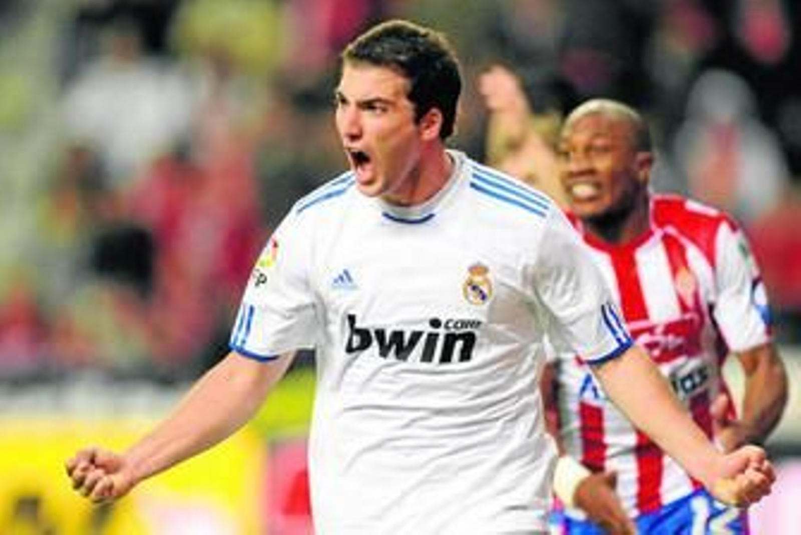 El 'Pipita' Higuaín celebra el tanto que marcó en El Molinón y que dio los tres puntos al Real Madrid frente al equipo de Preciado. El 'Pipita' Higuaín celebra el tanto que marcó en El Molinón y que dio los tres puntos al Real Madrid frente al equipo de Preciado.