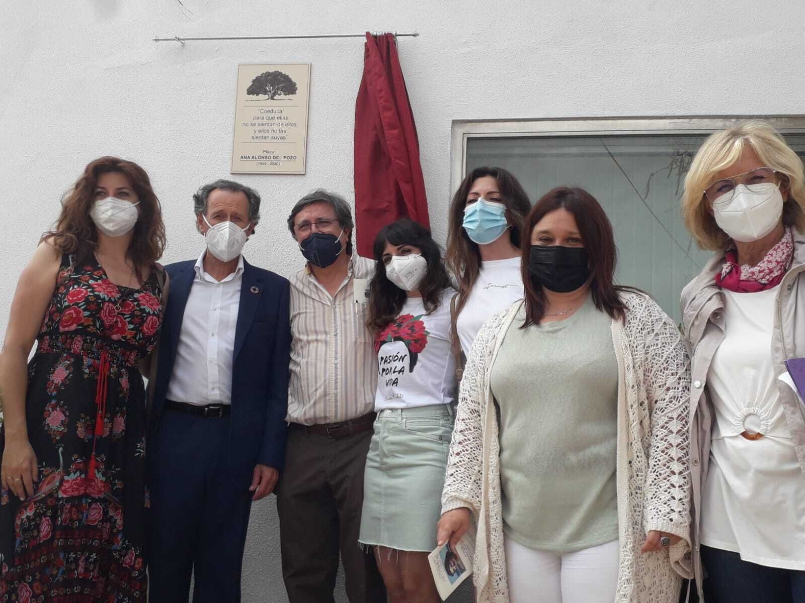 Autoridades, familiares y compañeras, durante el acto de inauguración de la placa en la jornada de este viernes.