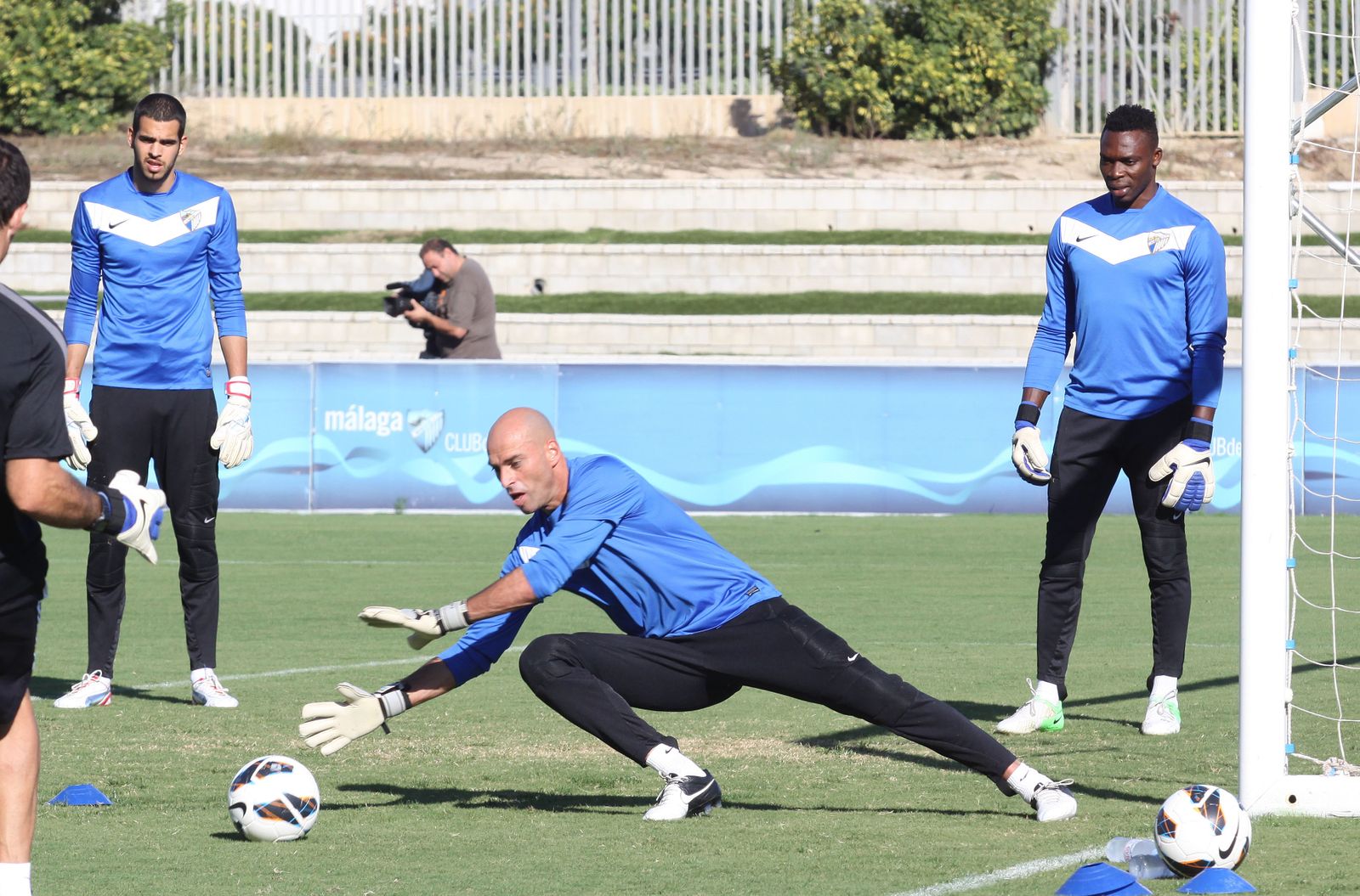 Pol Freixanet, con Carlos Kameni y Willy Caballero en un entrenamiento.