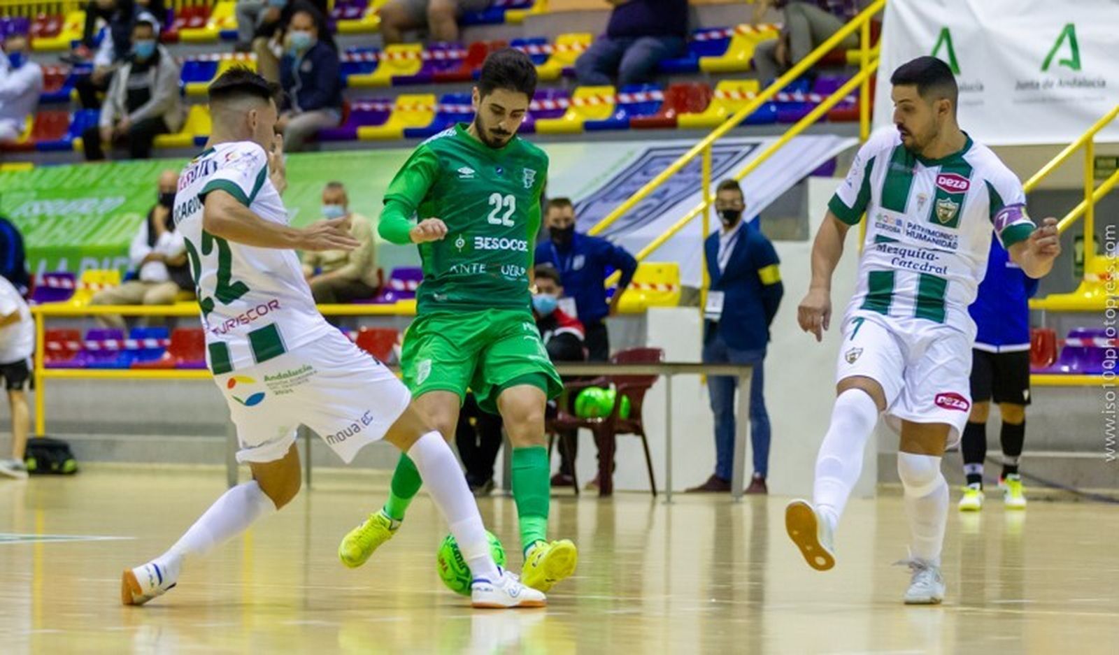 Ricardo Mayor y Jesús Rodríguez cierran el paso a Raúl Canto.