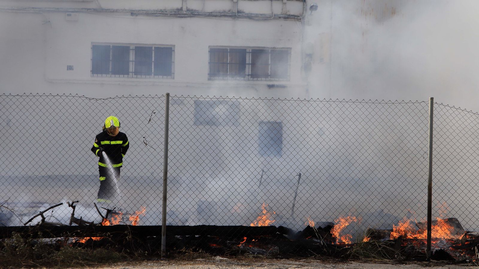 Incendio en un descampado de la zona norte